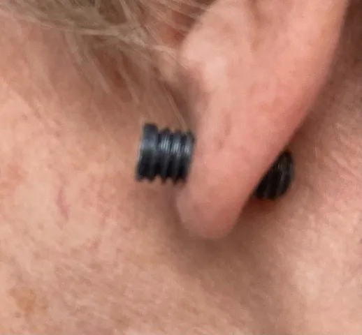 Ear screw with magnets