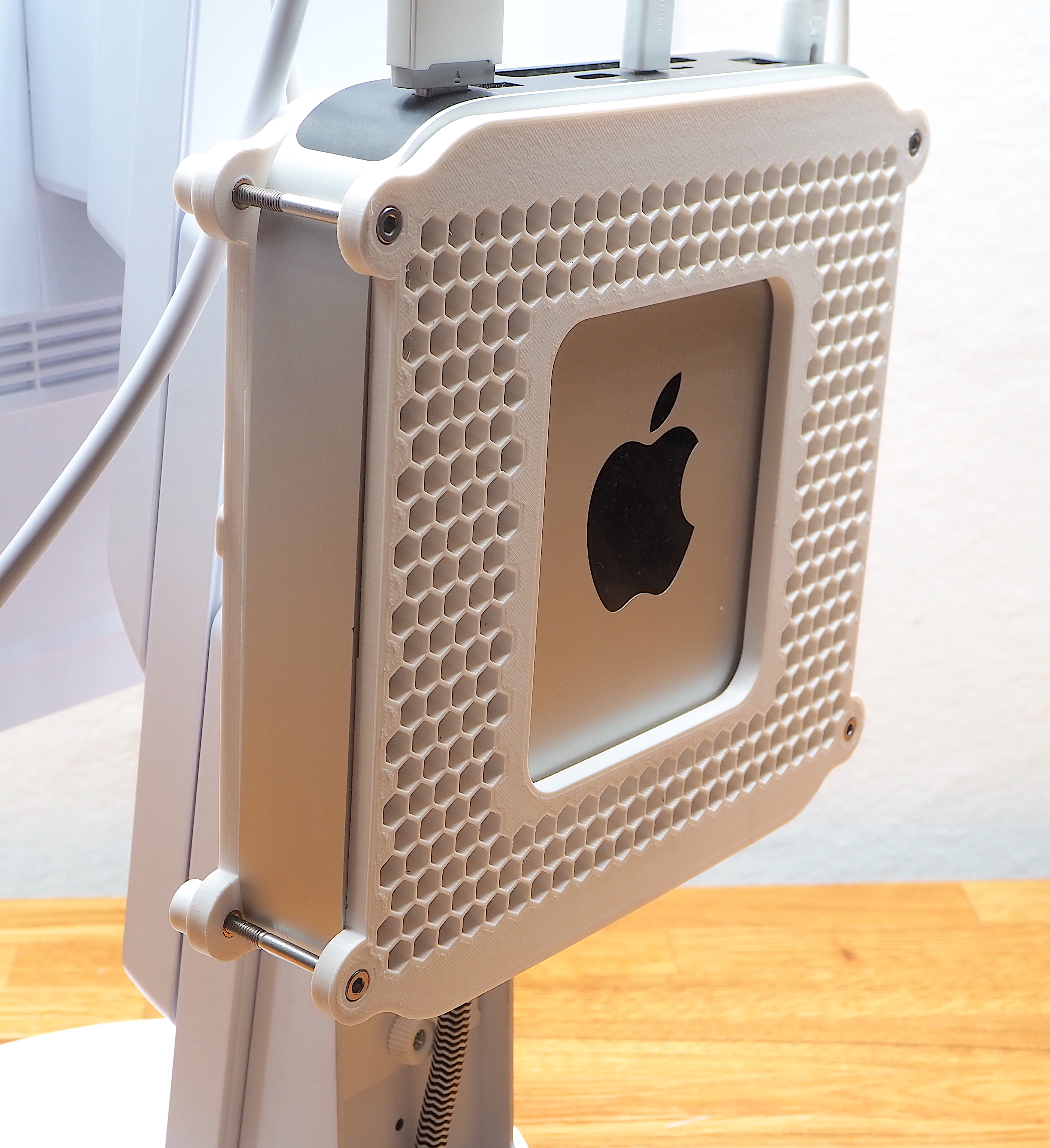 Miniatura 2 do modelo 3D MAC MINI HOLDER FOR EIZO MONITORS