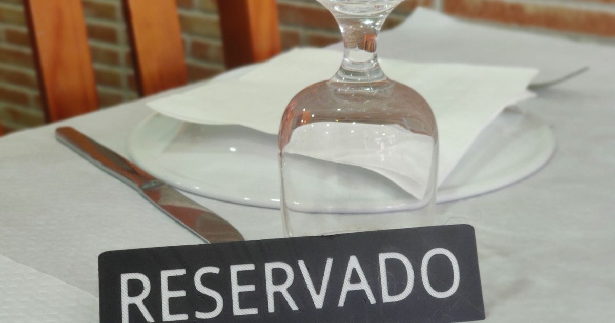 "Reserved" plaque for restaurant tables (ask for more languages) by