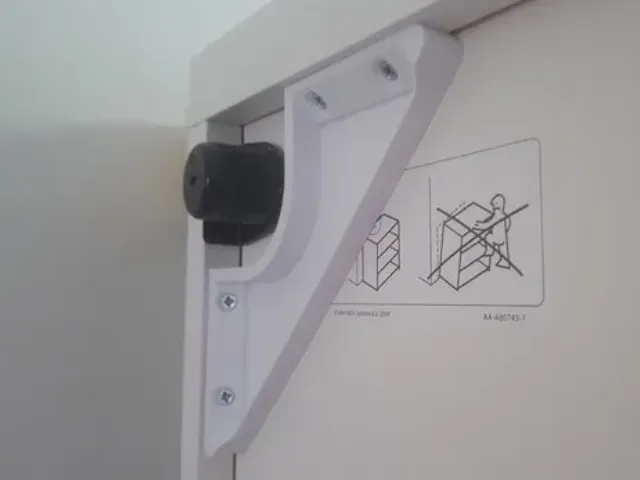 Corner brace for IKEA Besta cabinet