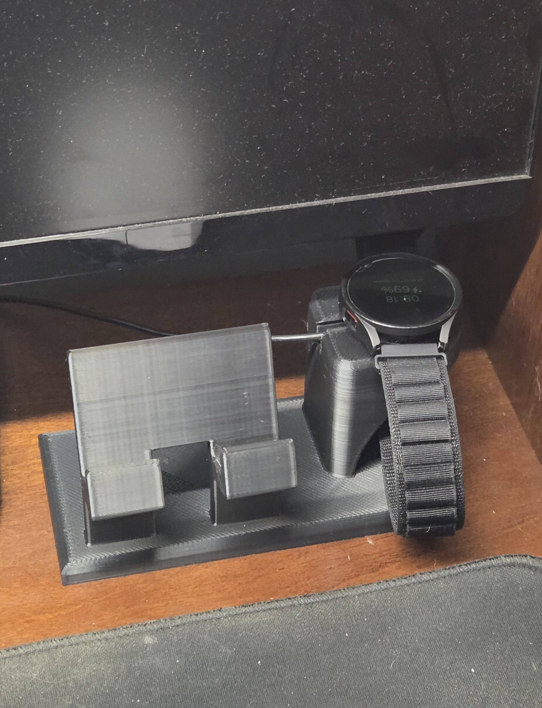 Samsung Galaxy Watch 4 + Cell Phone Stand