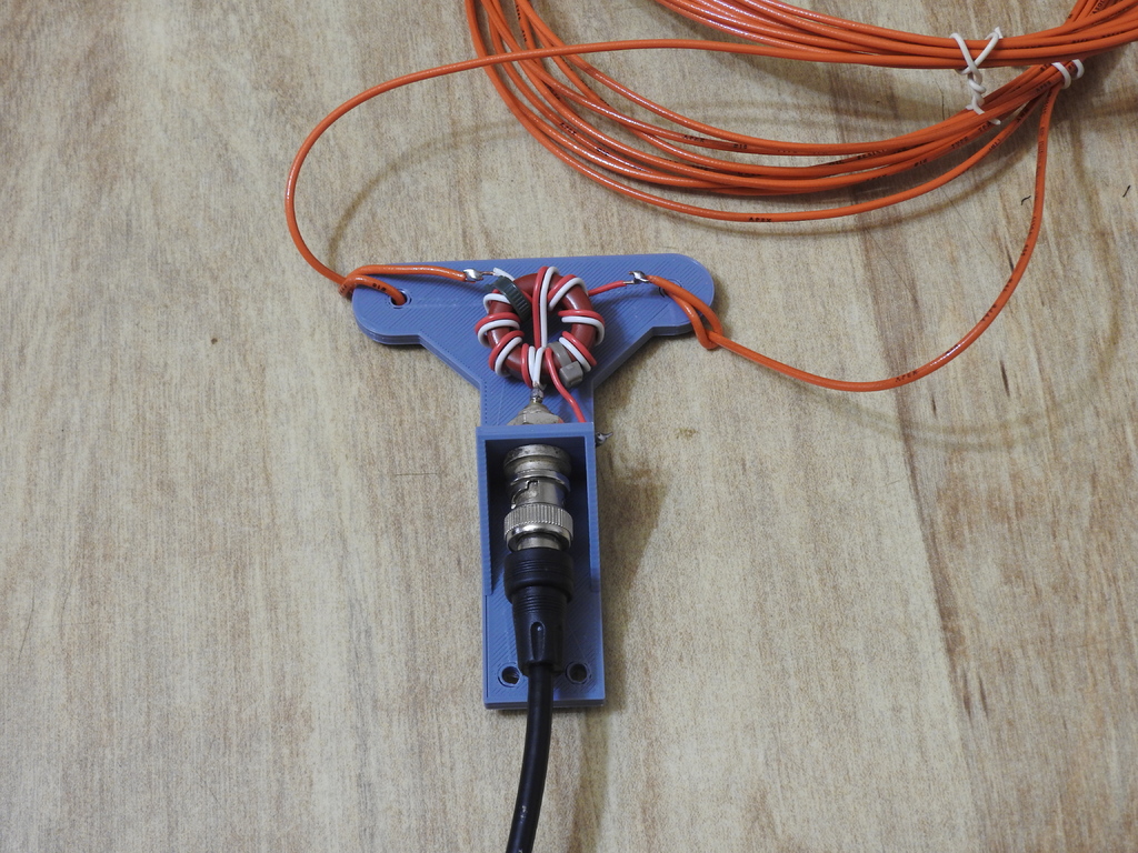 Dipole center with BNC and 1:1 balun