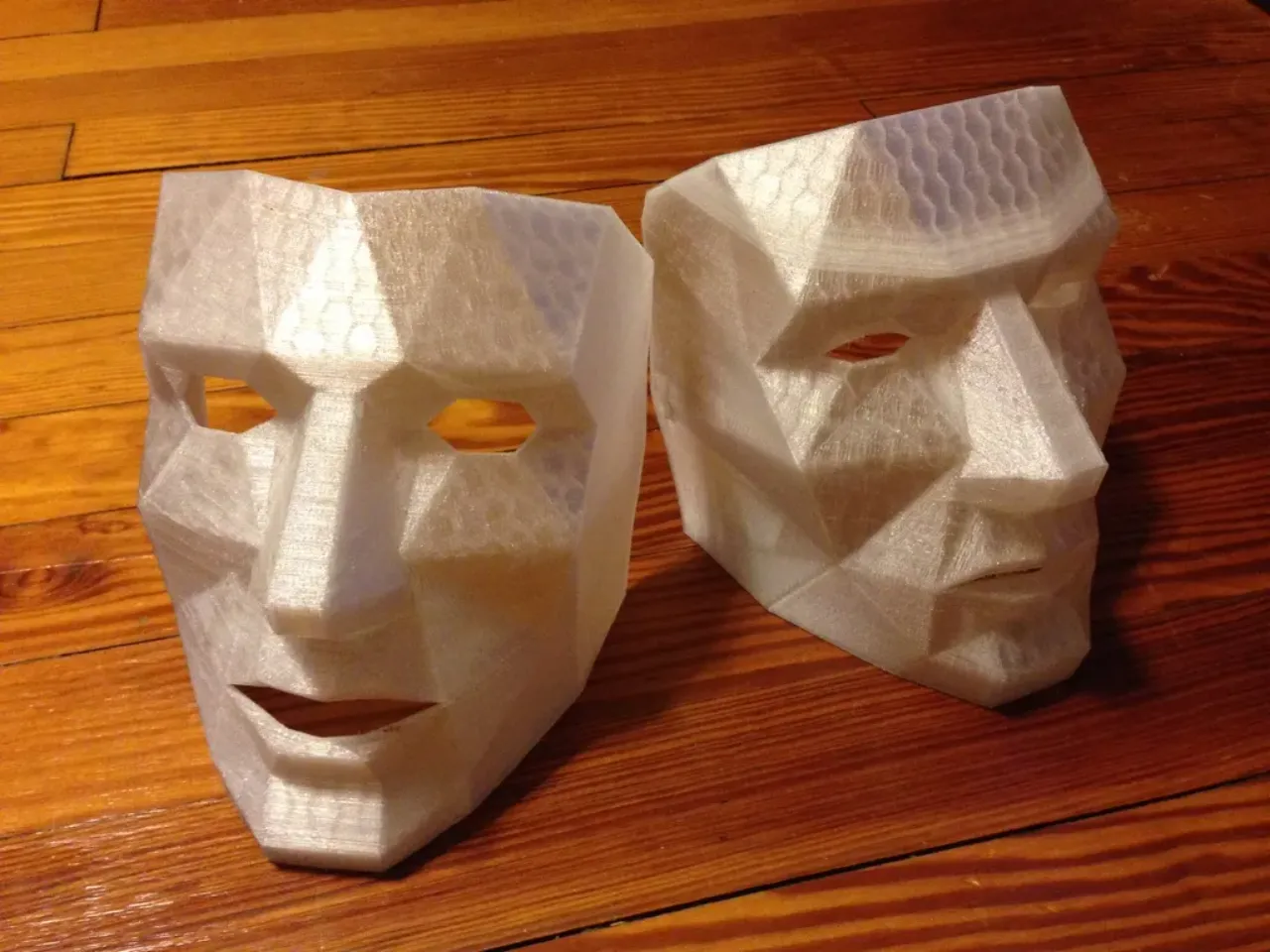 Самую простую маску. Low Poly маска. Low Poly Mask 3d. Объемная маска. Маска из картона.