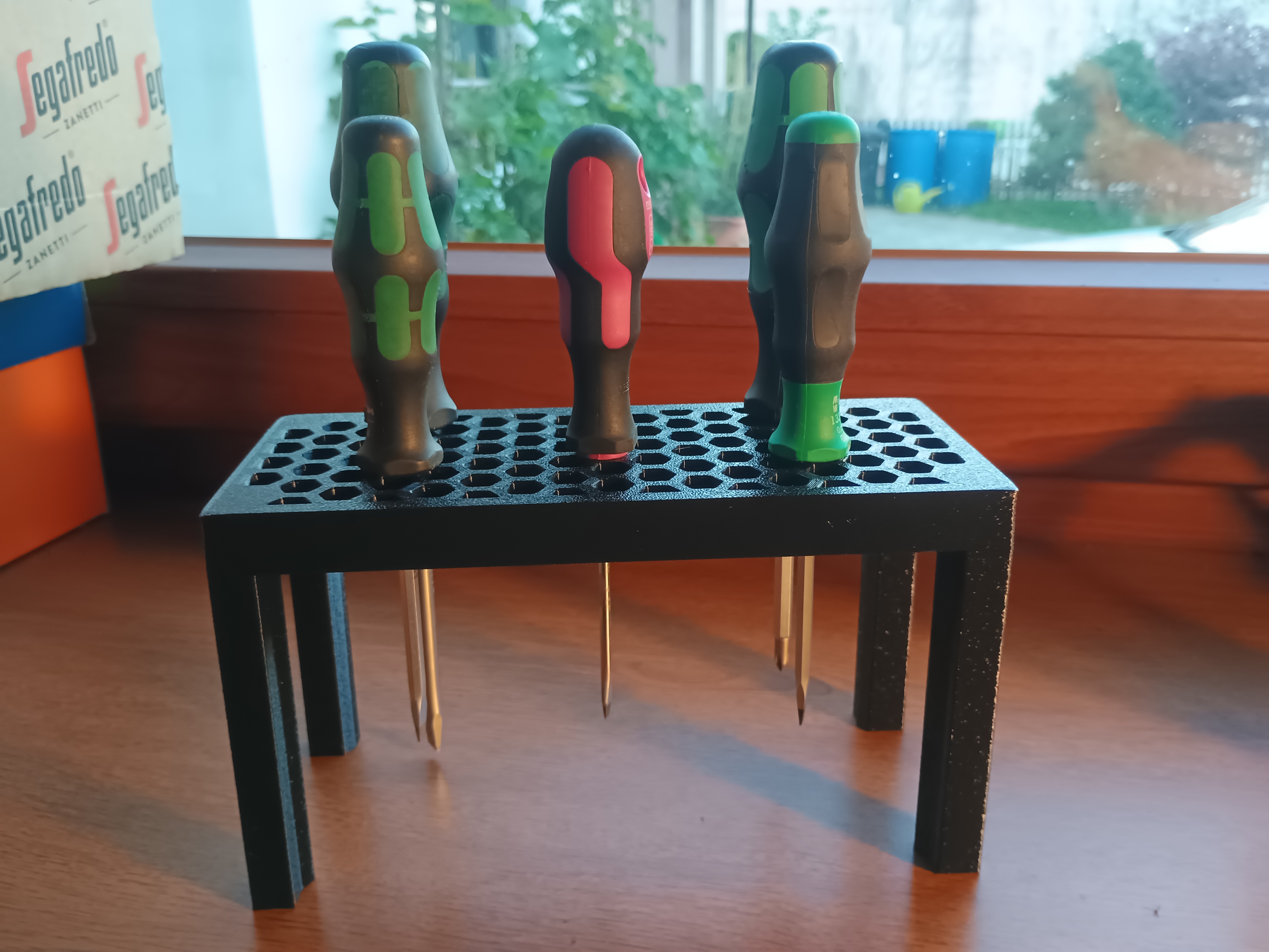 Miniatura 3 do modelo 3D Screwdriver holder for table, honeycomb pattern