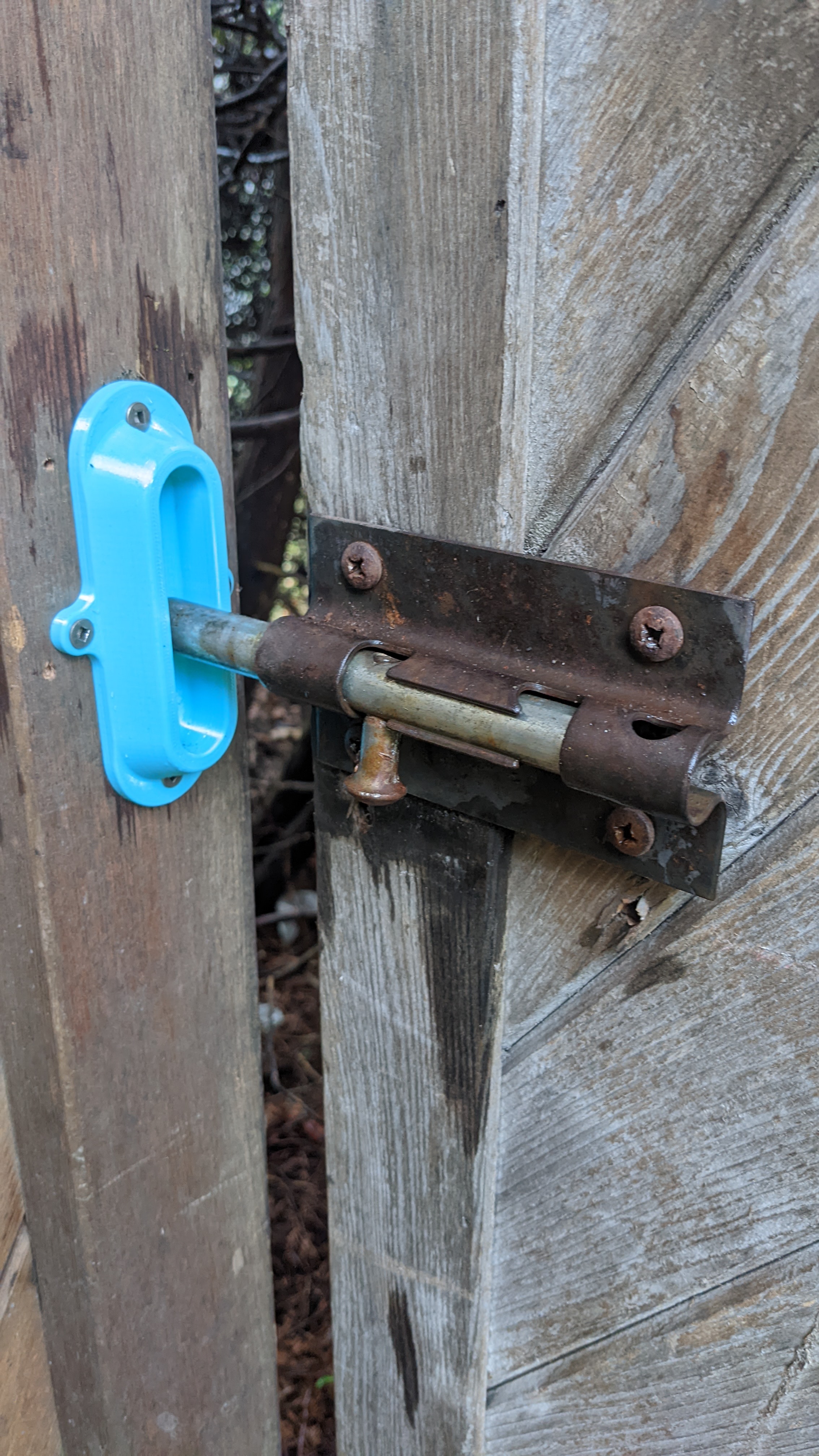 Door latch groove