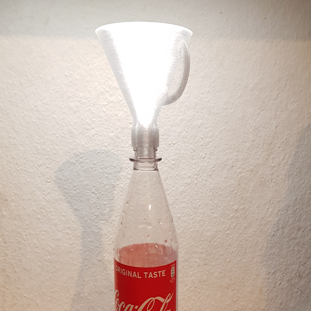 PET bottle funnel with integrated ventilation by genau14zeichen