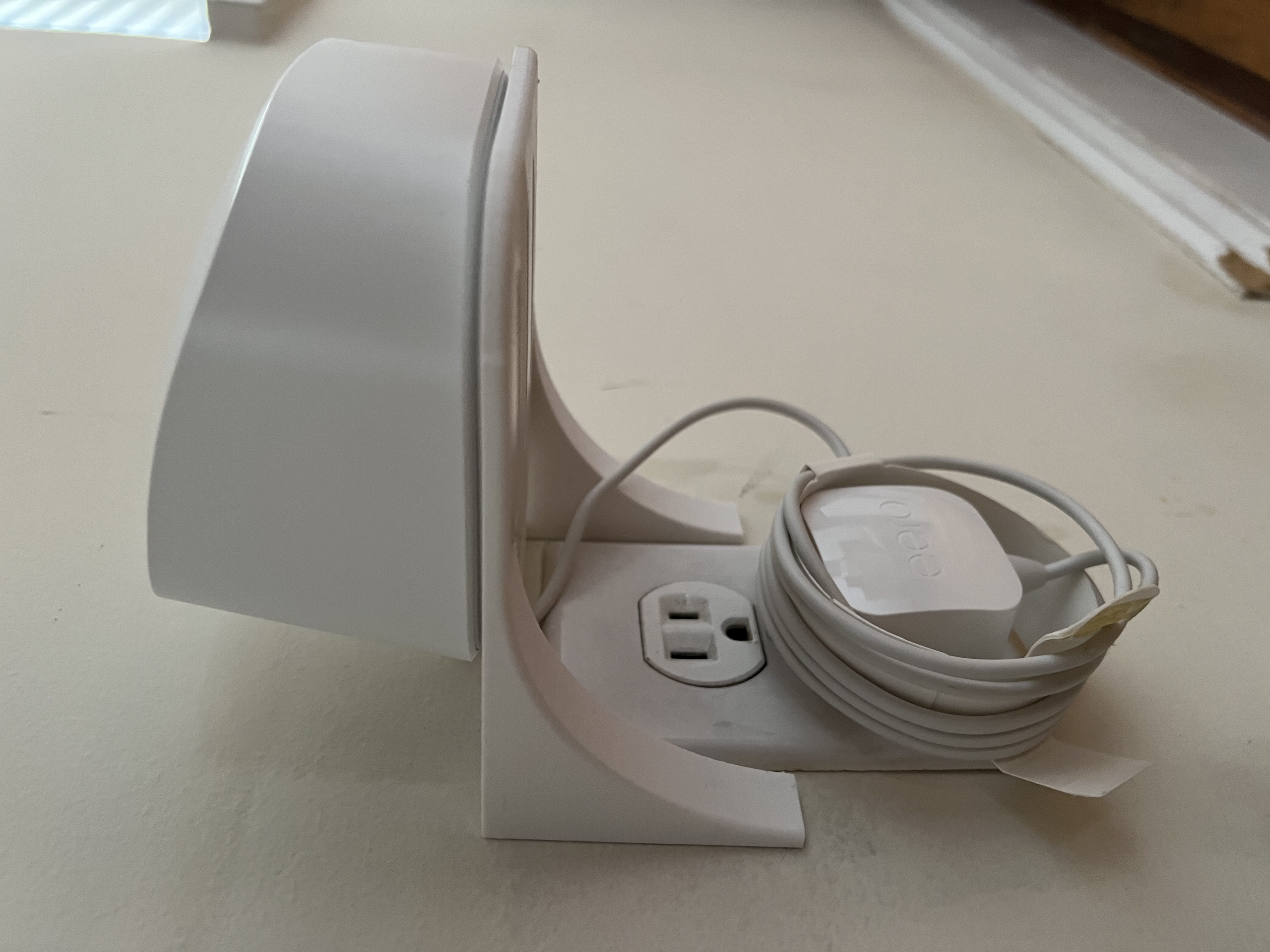 Horizontal outlet mount for router and other