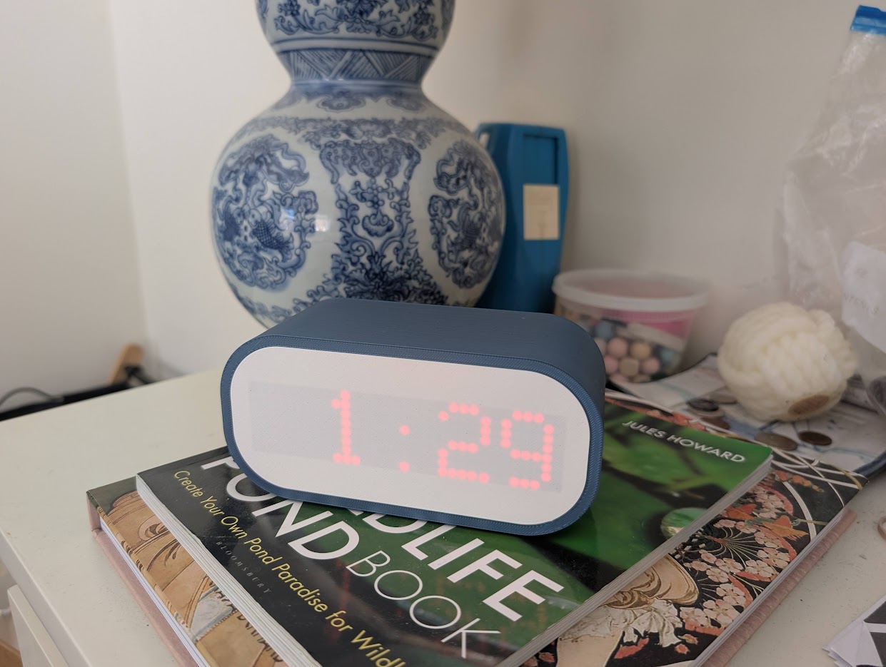 Miniatura 2 do modelo 3D Clock with Matrix Display