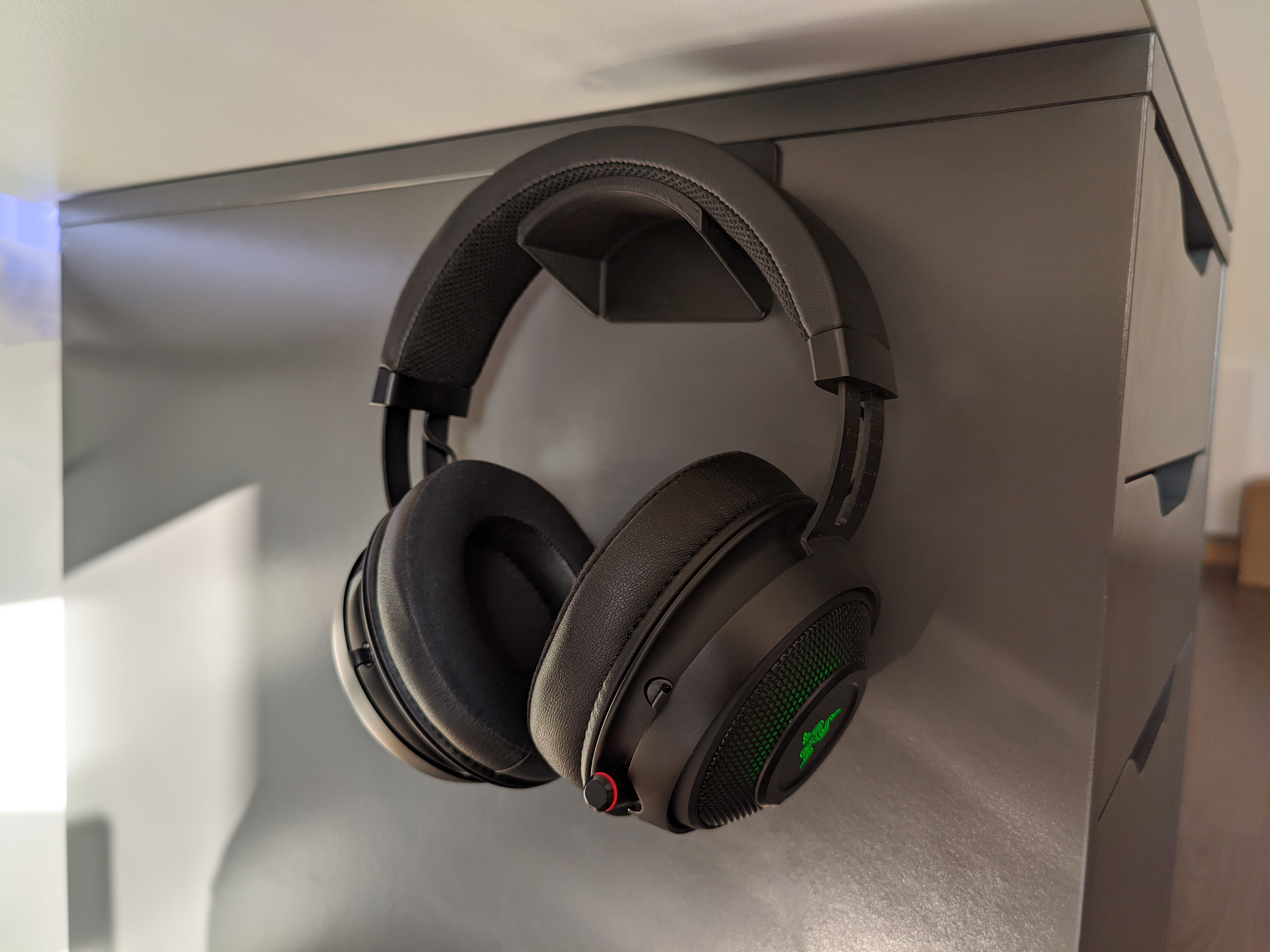 Headphones wall hanger