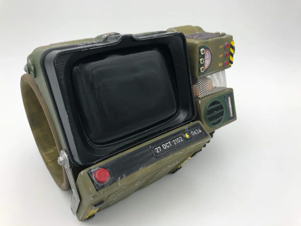 フォールアウト　ピップボーイ2000 Amazon.com: Fallout Pip-Boy 2000 Mk VI Construction Kit, +14