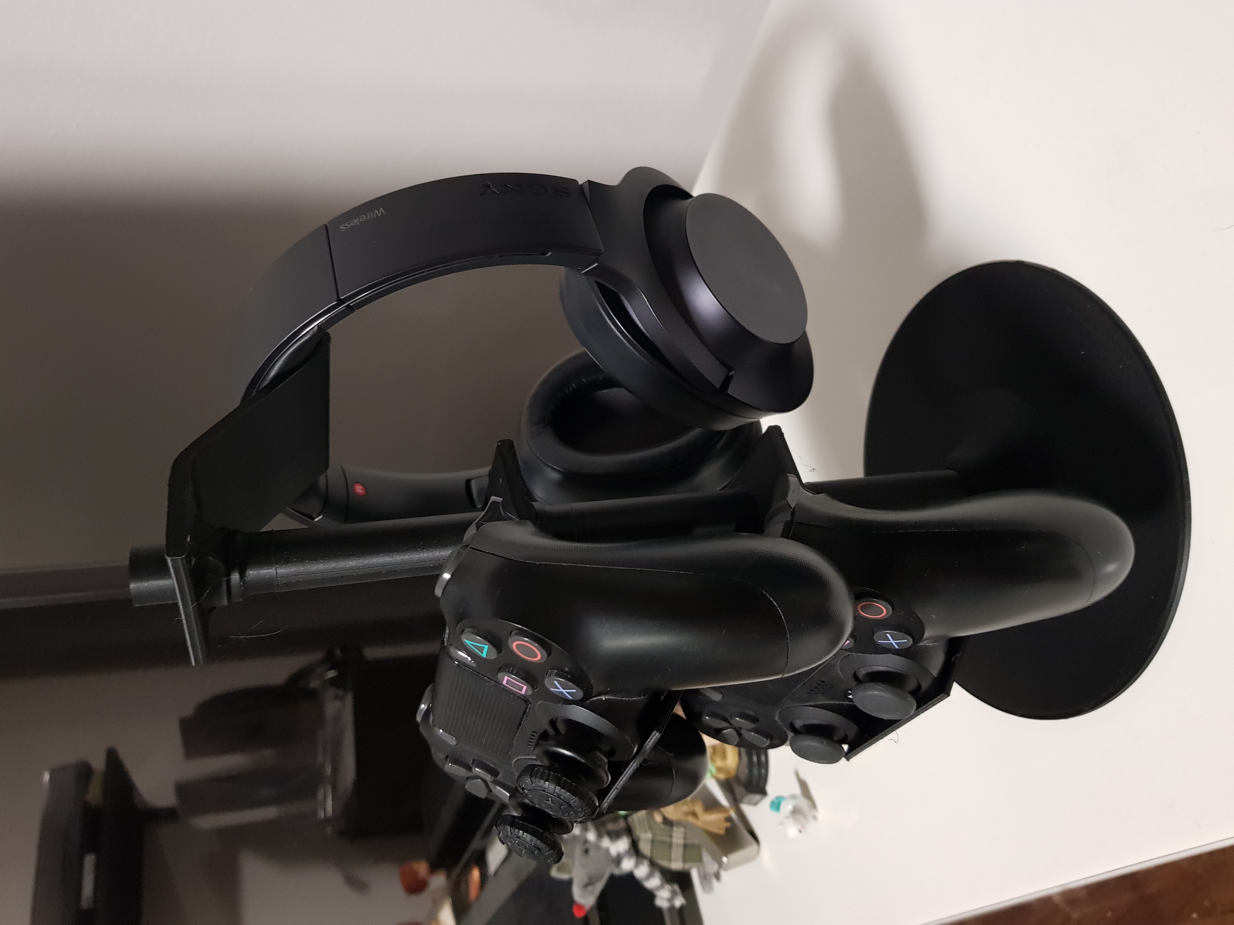 Miniatura 2 do modelo 3D PS4 Controller and Headphone Stand