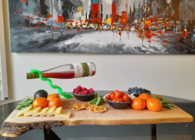 Balancing wine bottle holder