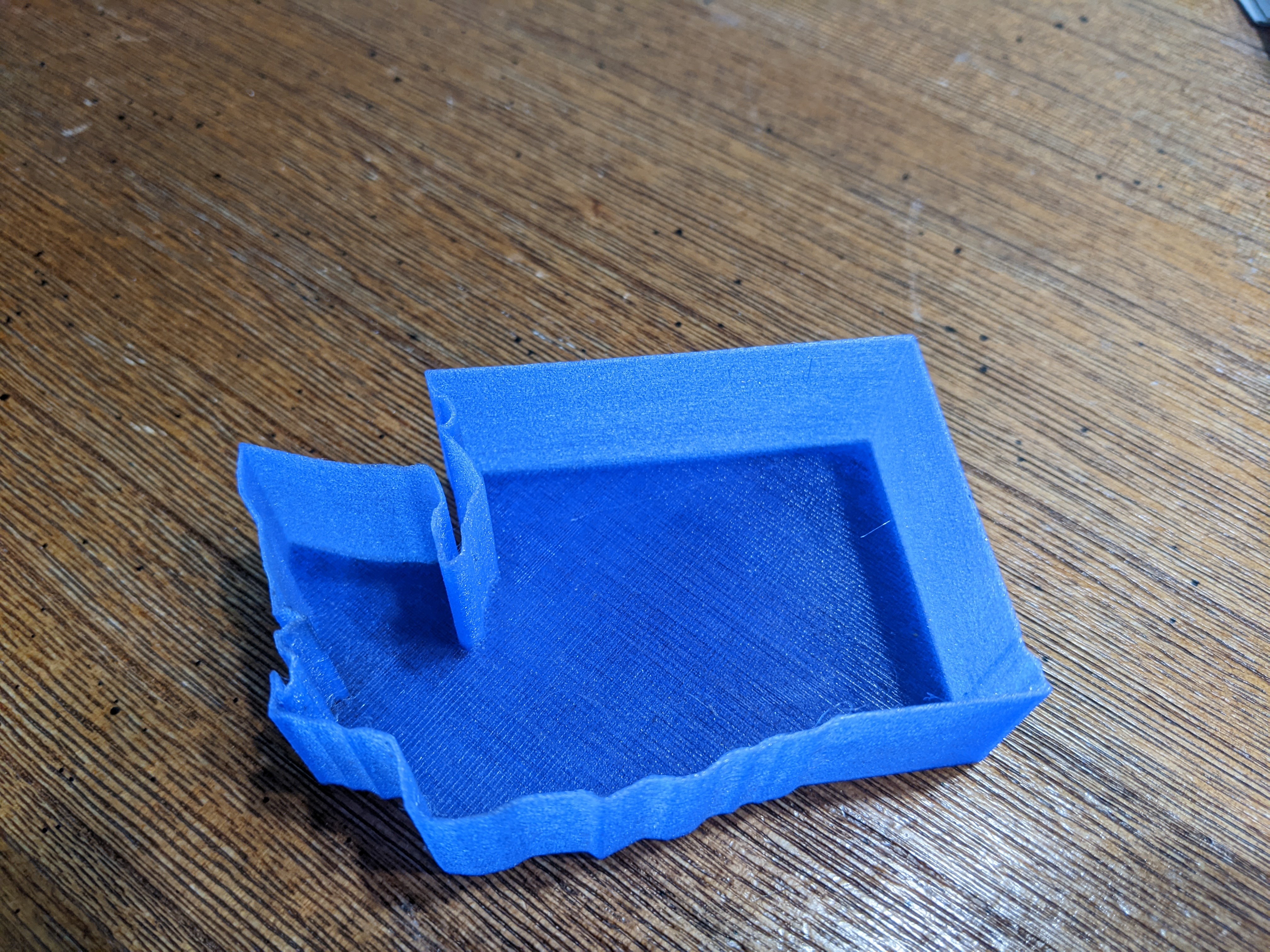 Desktop small items tray