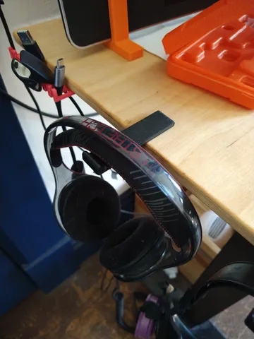 Simple headphone hanger
