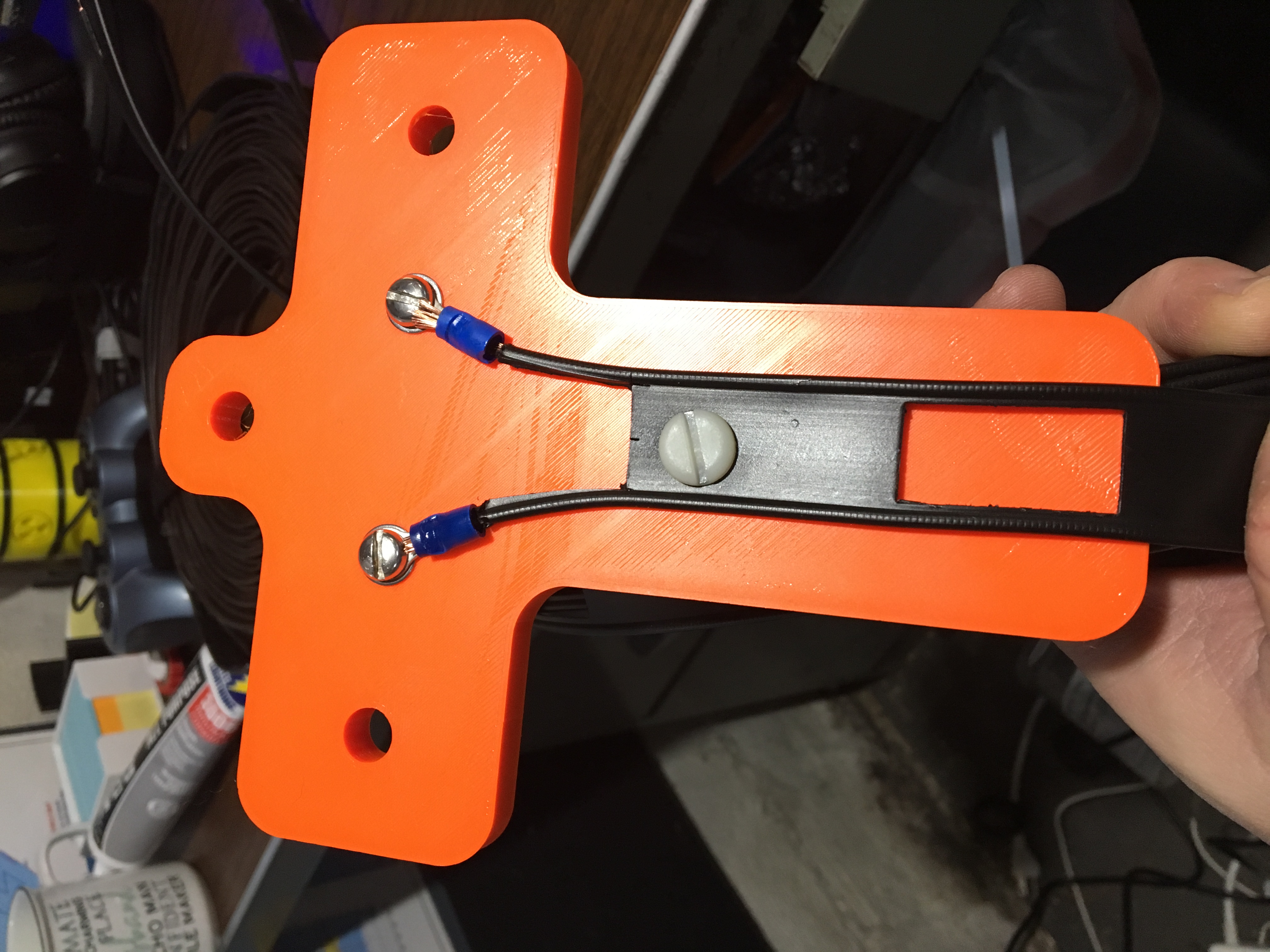 Dipole center insulator and hanger
