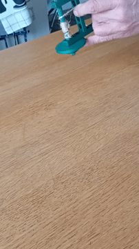 Speelgoed draaitol met touw. Toy spinning top with string. Toupie jouet avec ficelle.