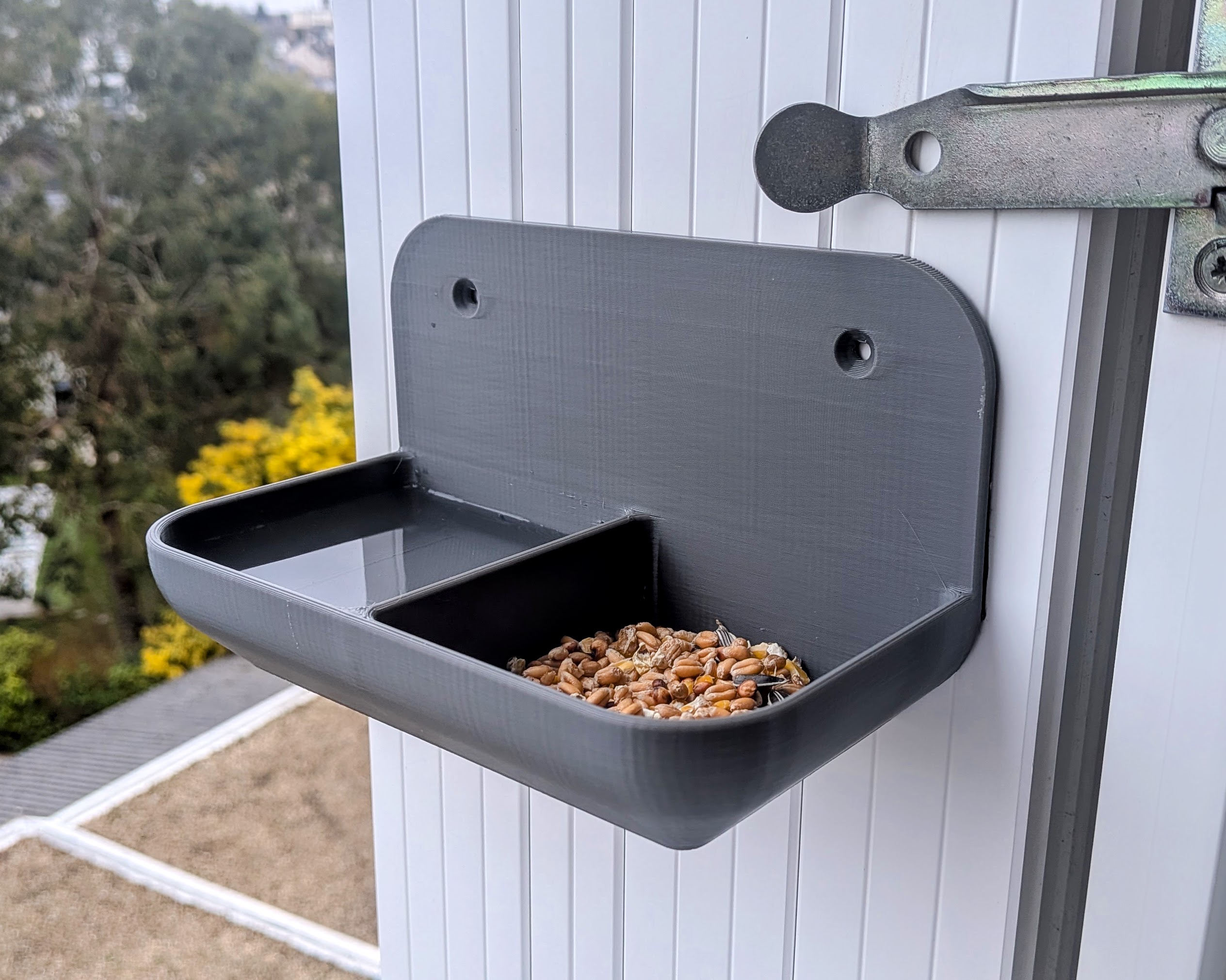 Simple Mural Bird feeder (with water compartment)