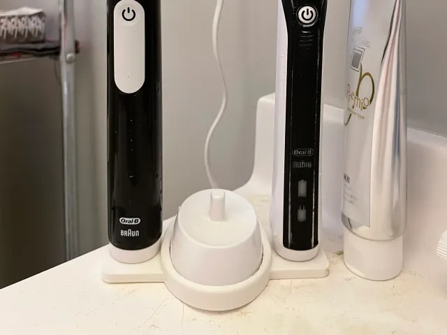 Small space Oral B toothbrush stand for 2