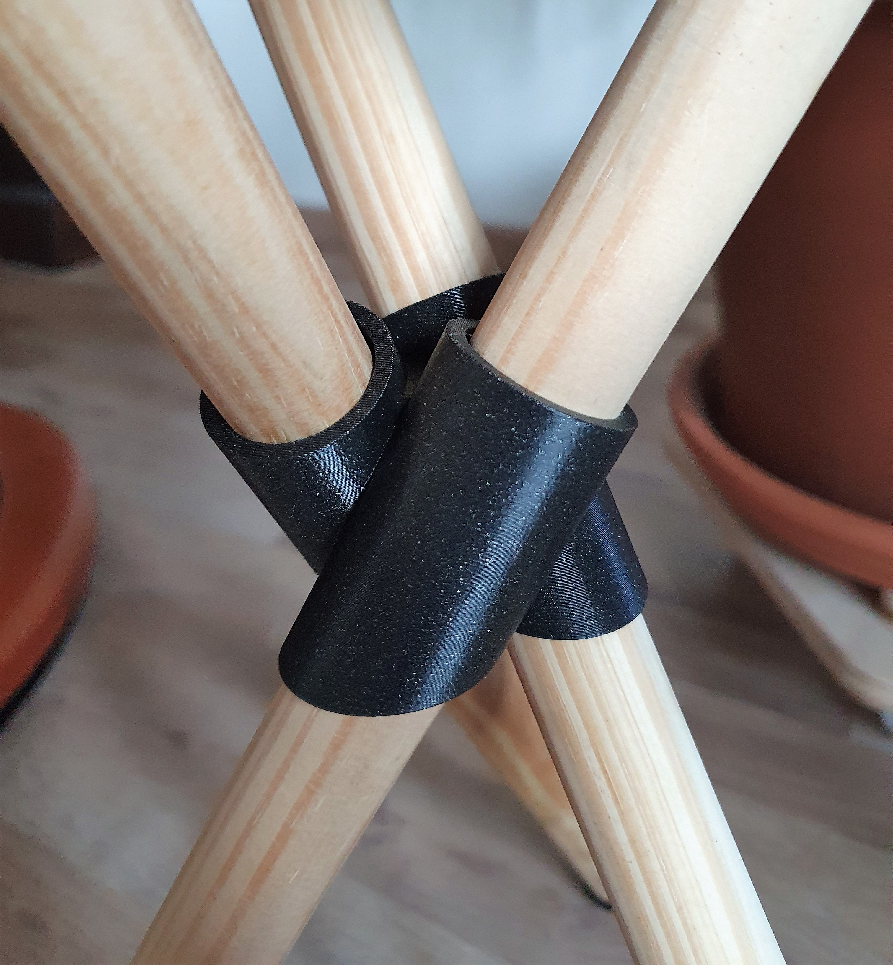 Miniatura 4 do modelo 3D Tripod Coffee Table