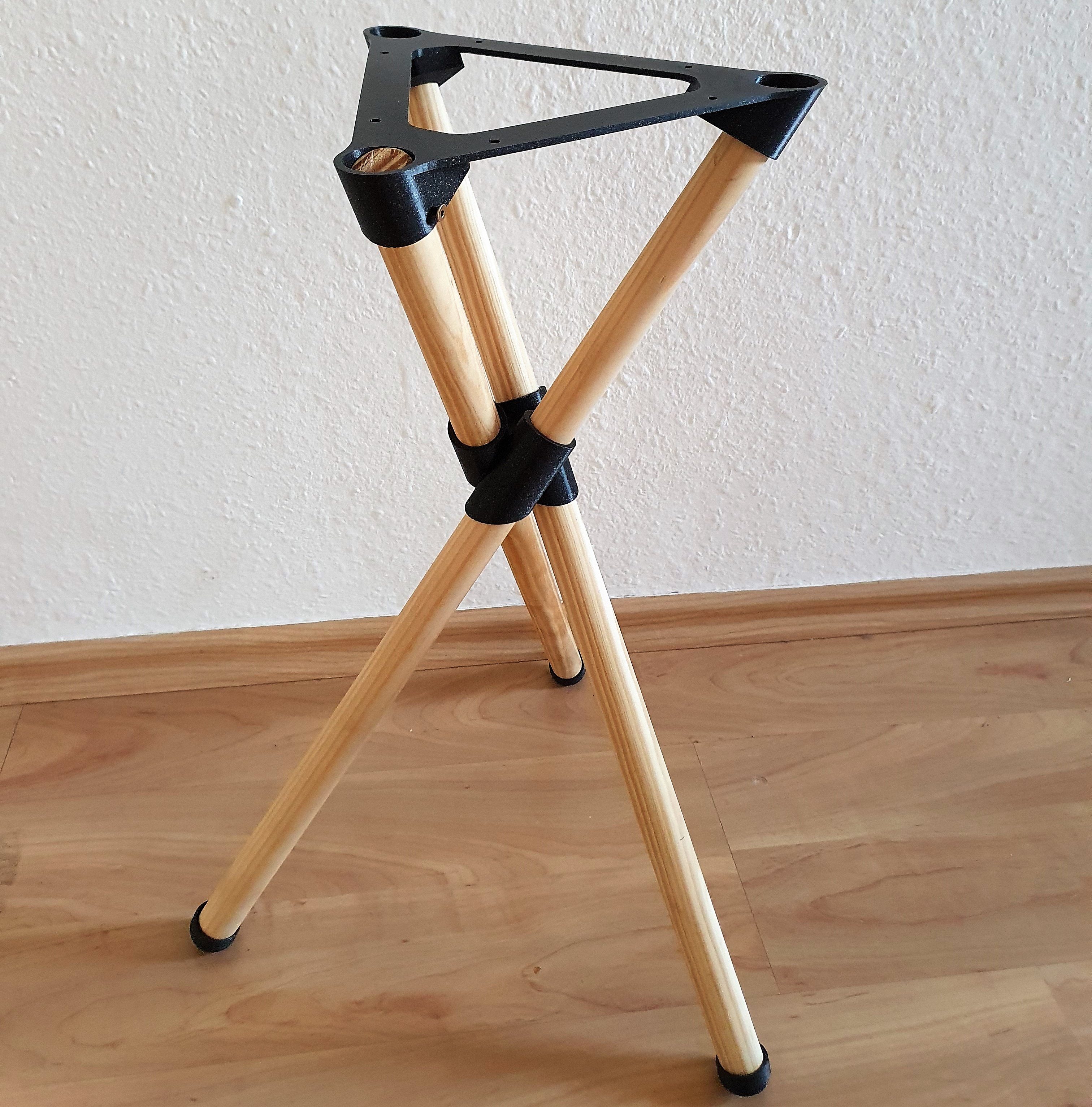 Miniatura 2 do modelo 3D Tripod Coffee Table