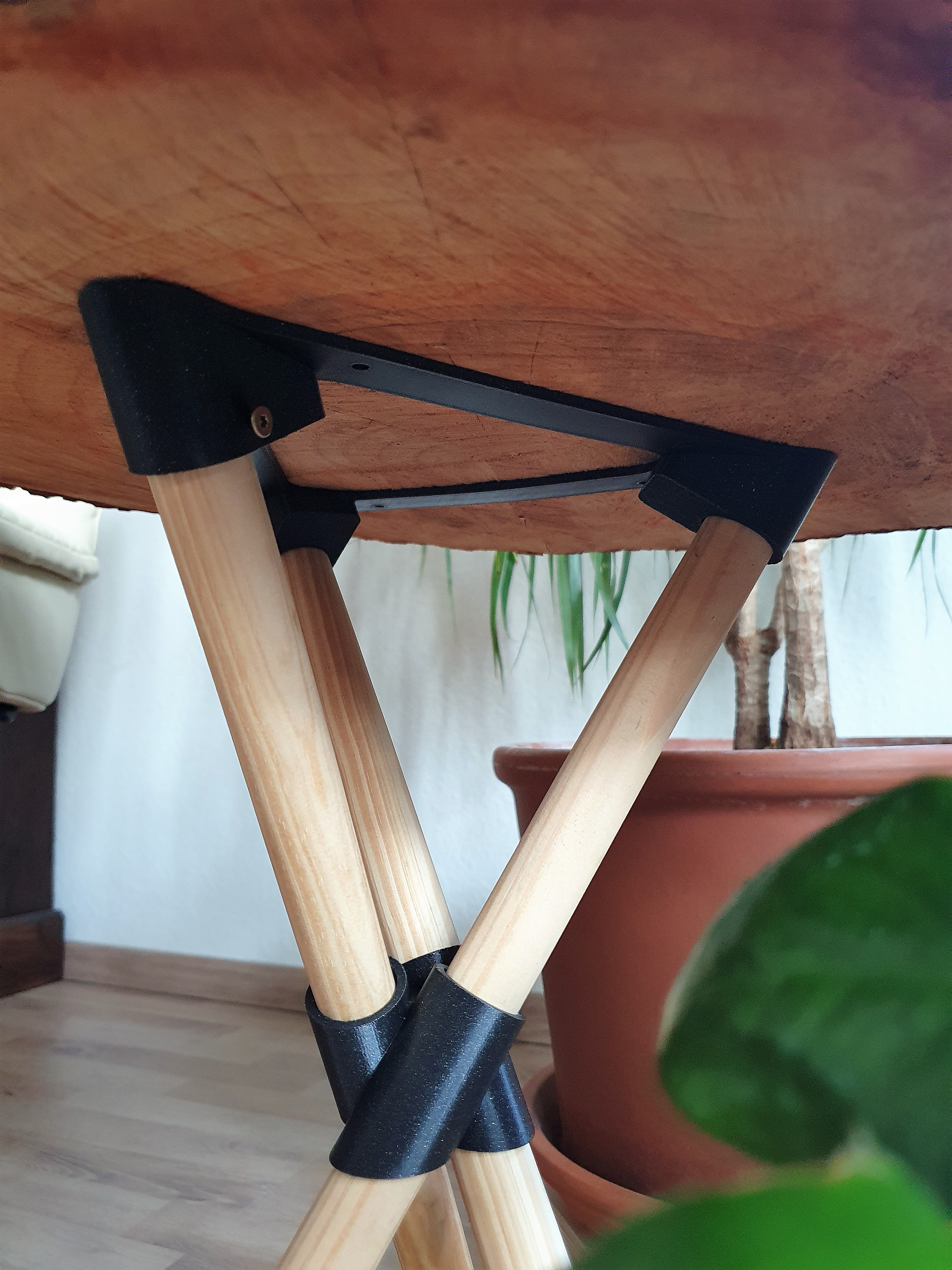 Miniatura 3 do modelo 3D Tripod Coffee Table