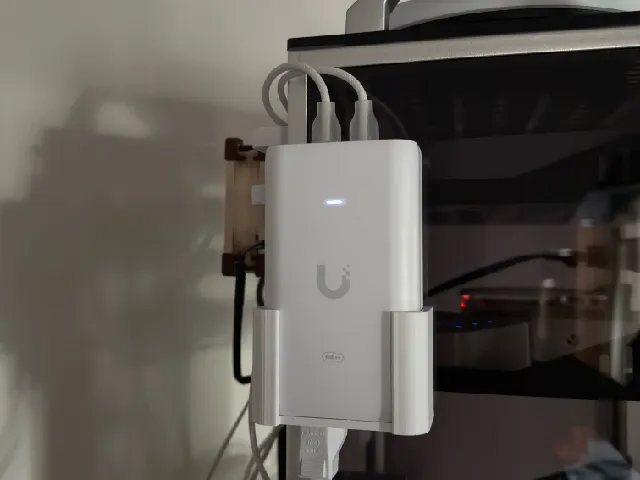 Ubiquity 10G PoE++ Adapter (60W) - Rack side mount