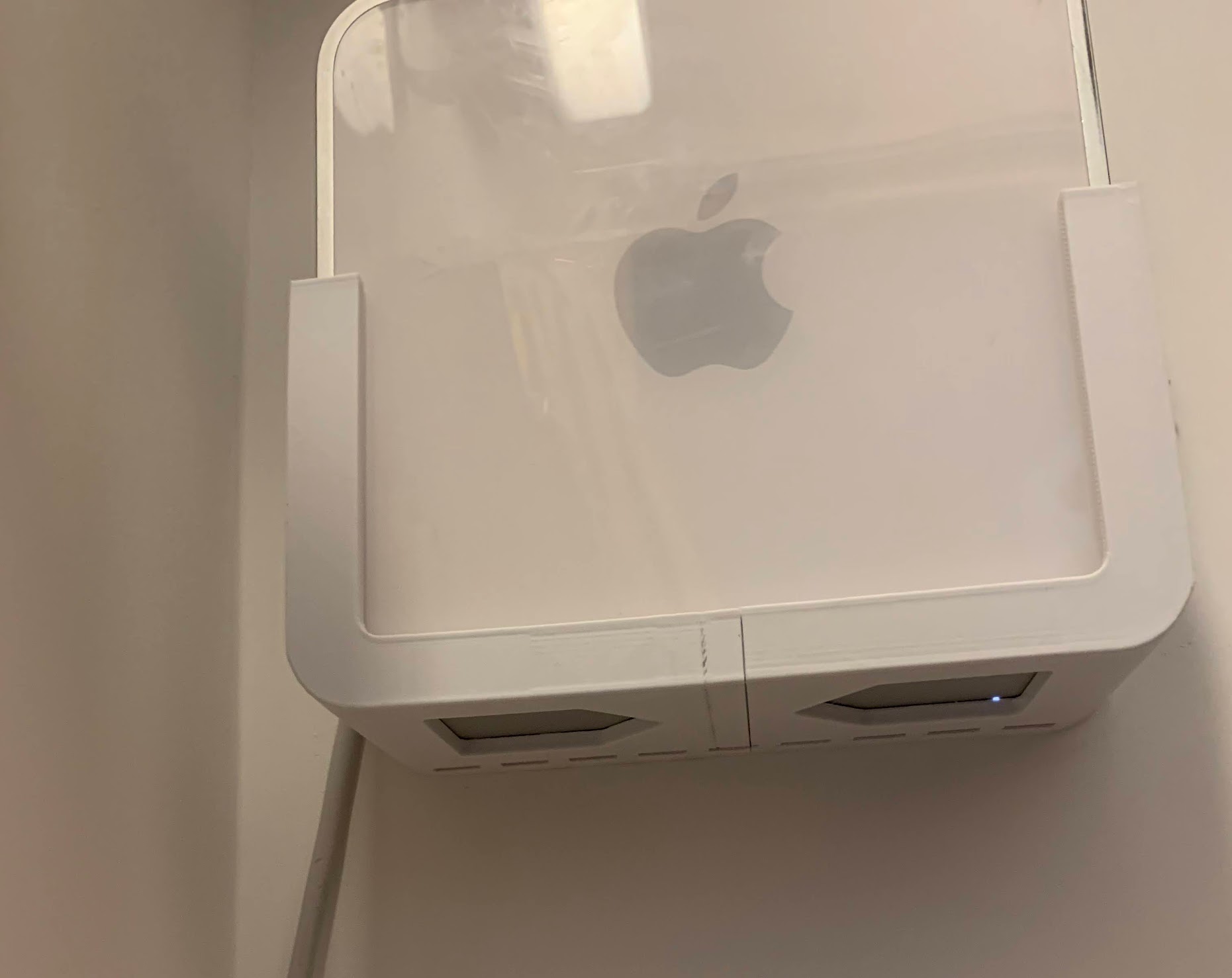 Miniatura 2 do modelo 3D Mac Mini Wall or Desk Mount