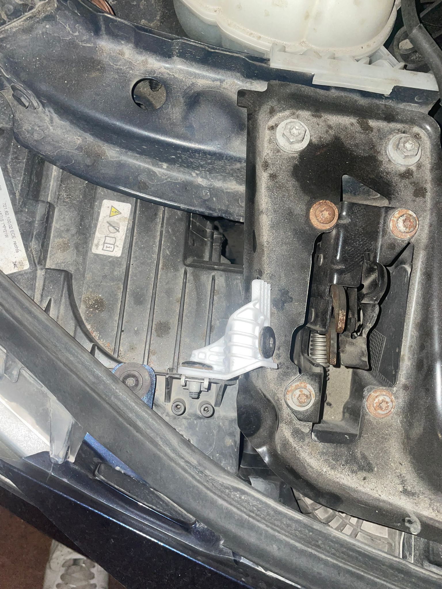 BMW F30/F31 headlight bracket 51647285598