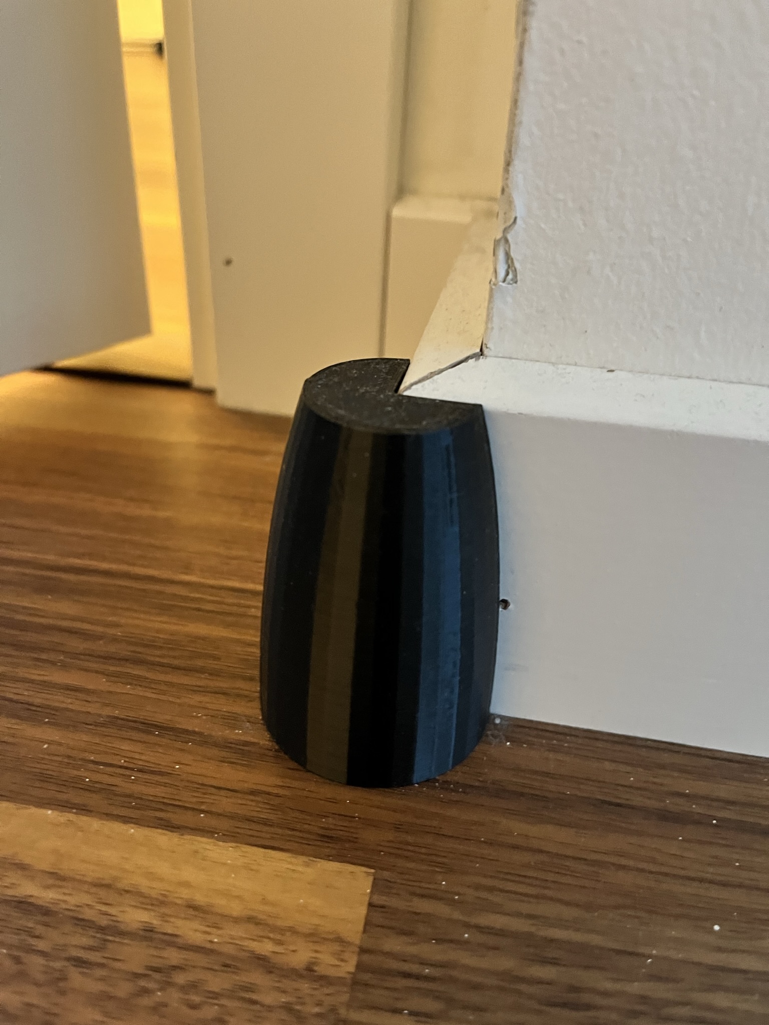 Flexible corner edge door stop