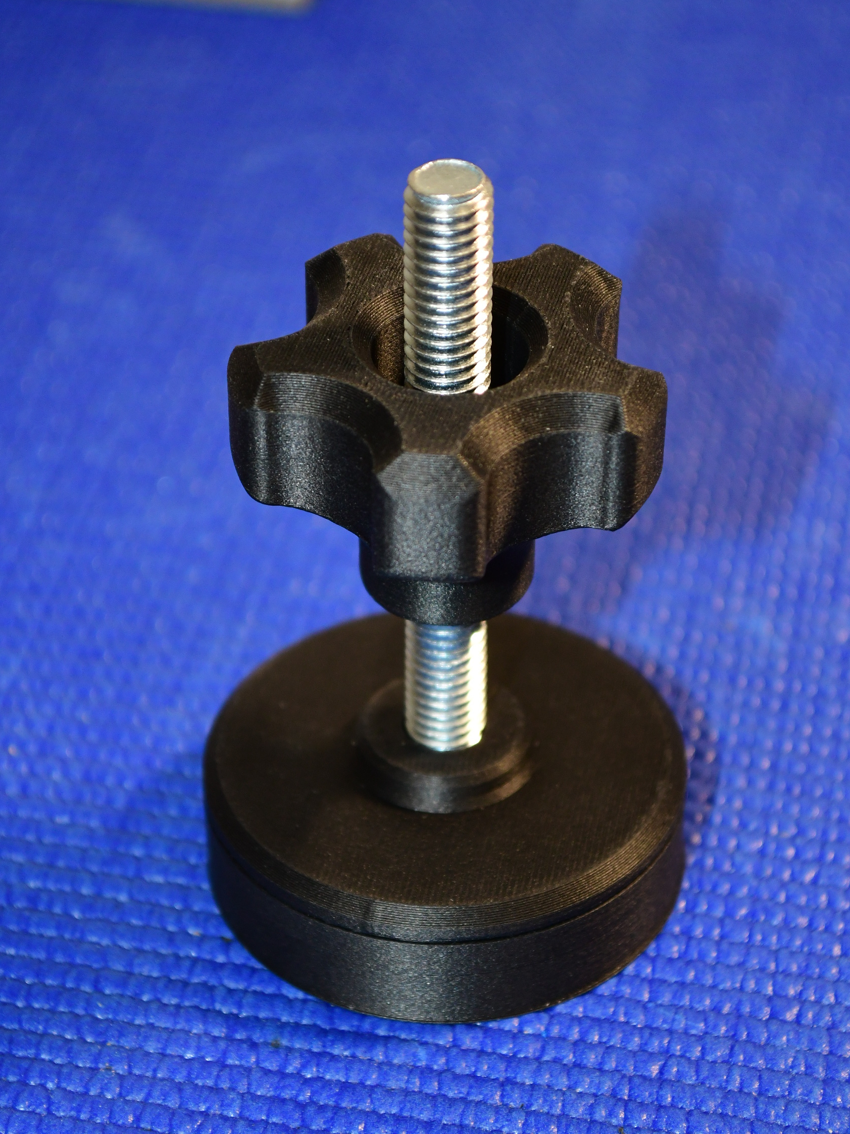 Heavy-Duty Knob-Clamp Wall Mount