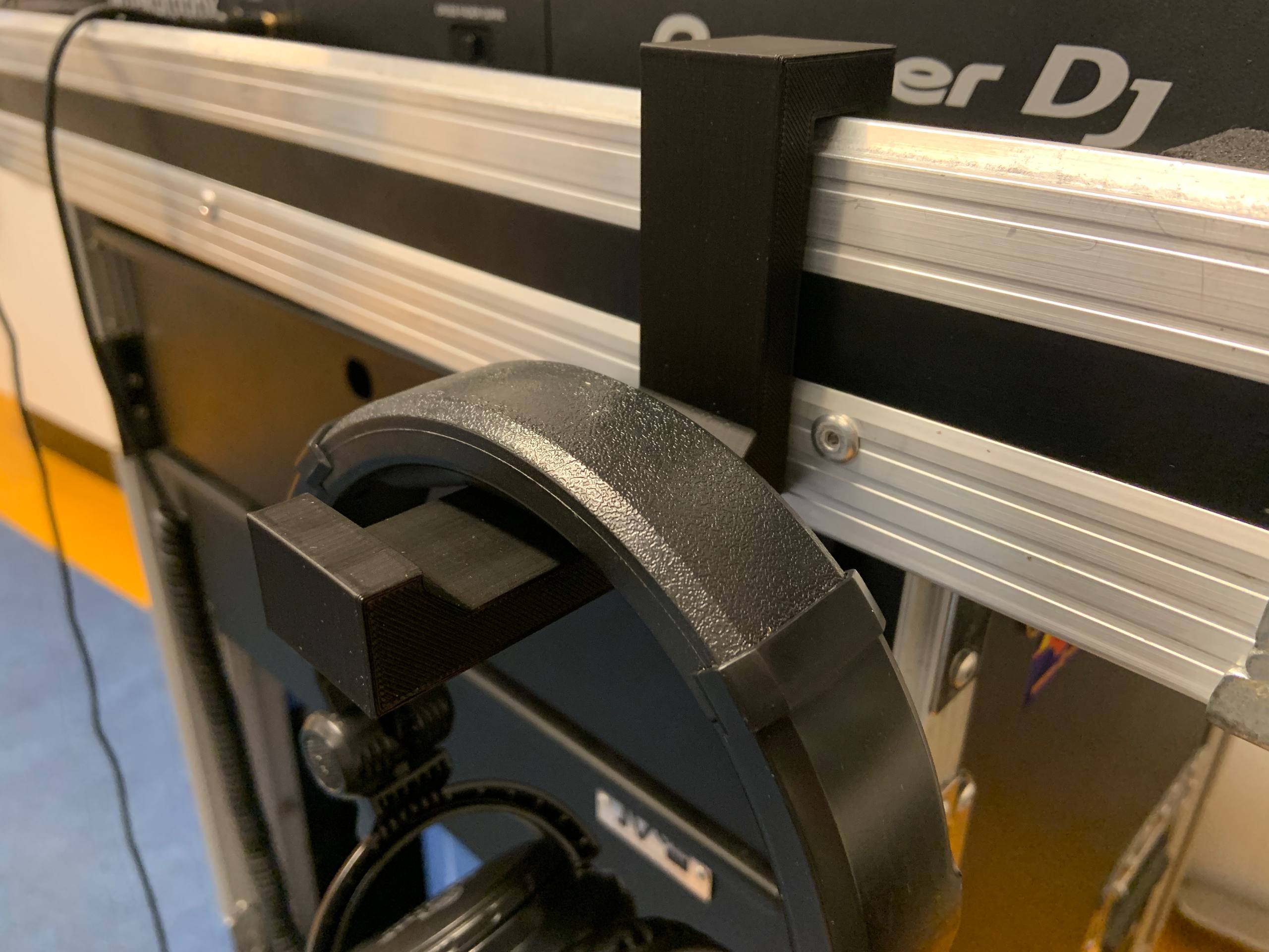 Flightcase hook for turntables