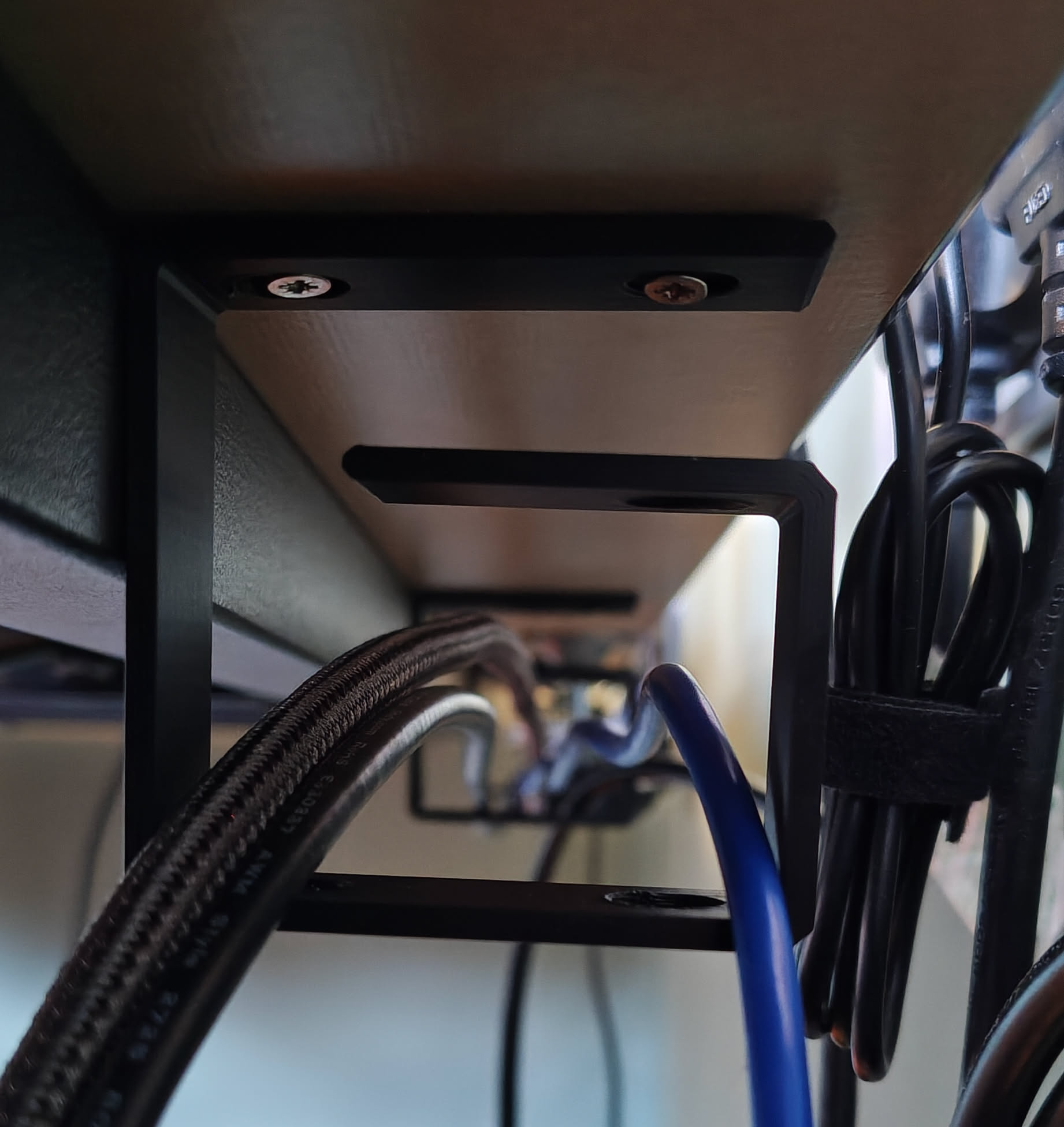 Parameterised under-desk cable holder