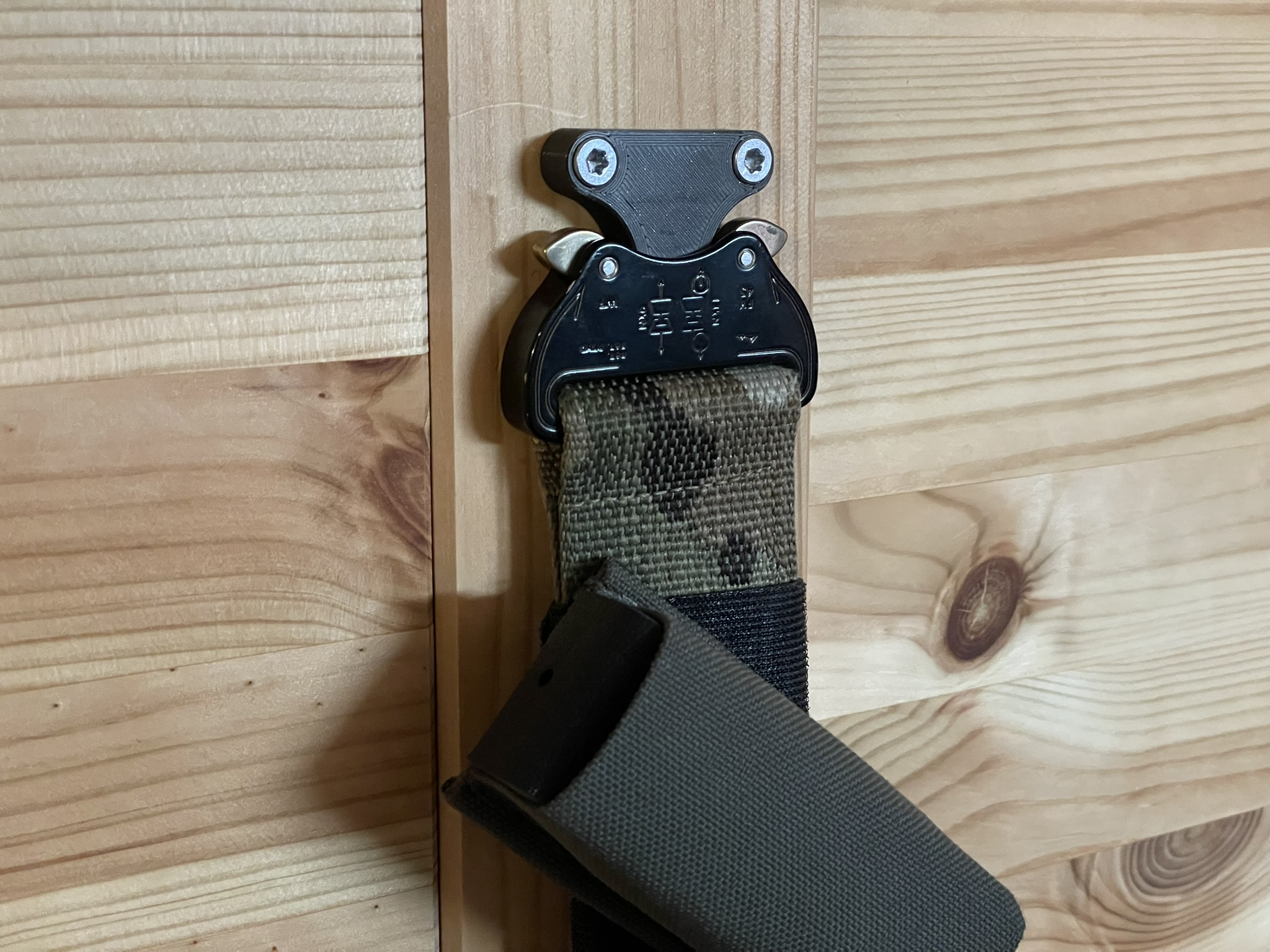 Cobra Buckle Hanger