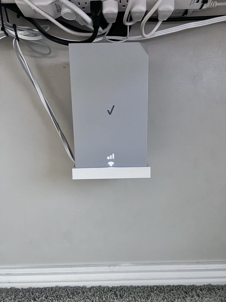 VERIZON INTERNET BOX WALL-MOUNTED BRACKET