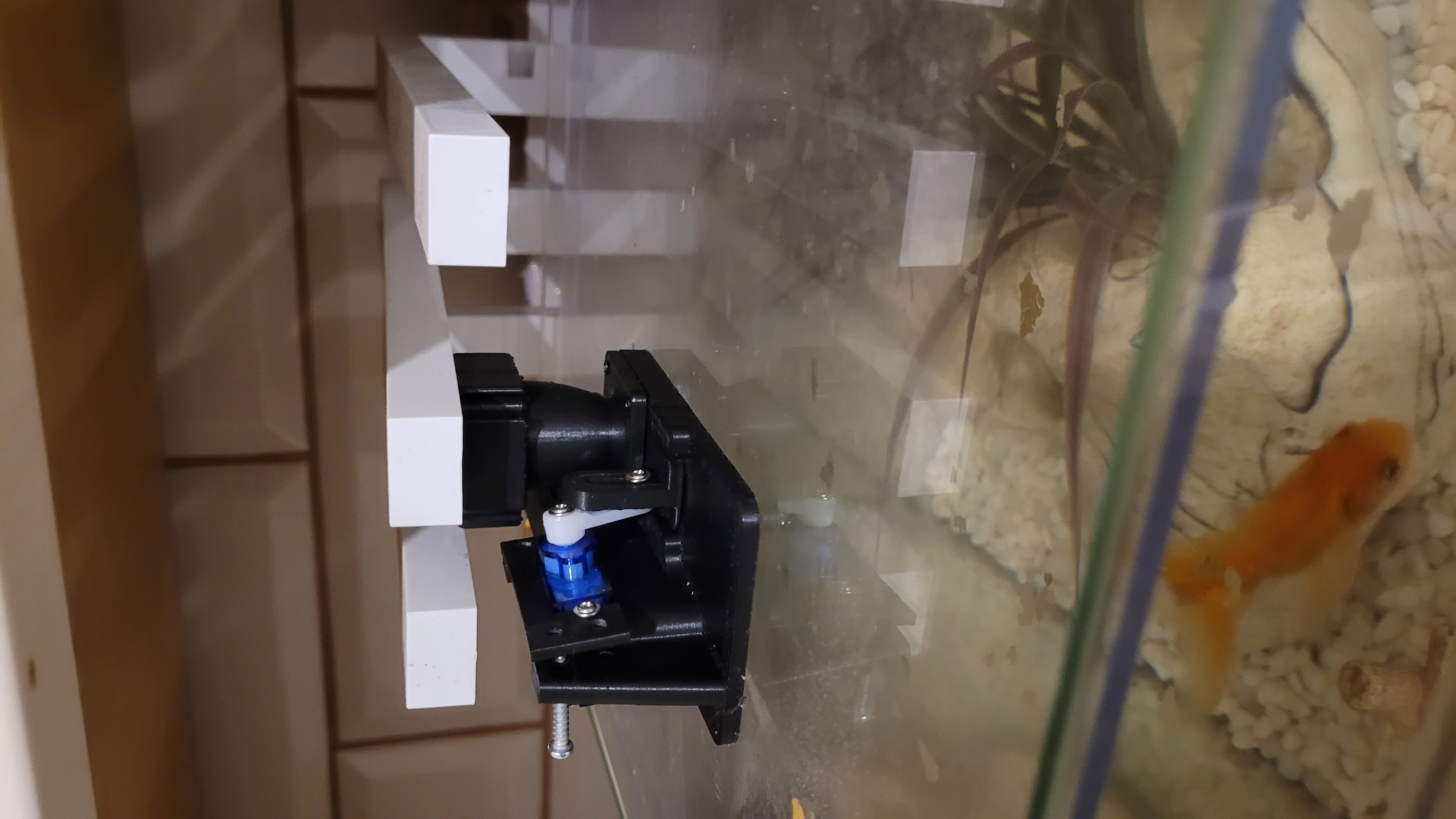 Fish feeder, with bottle hopper adapted for arduino case and sg90