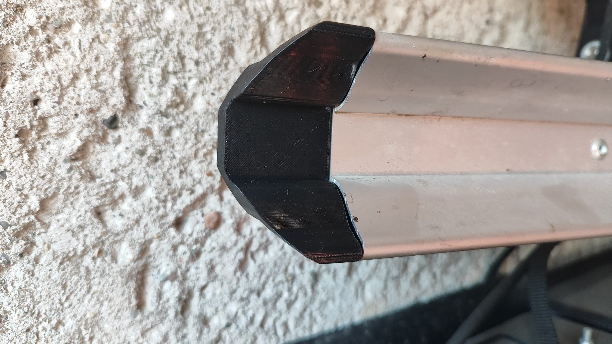 Koncovka Alu lišty HAKR nosiče kol / HAKR wheel carrier aluminum rail cover