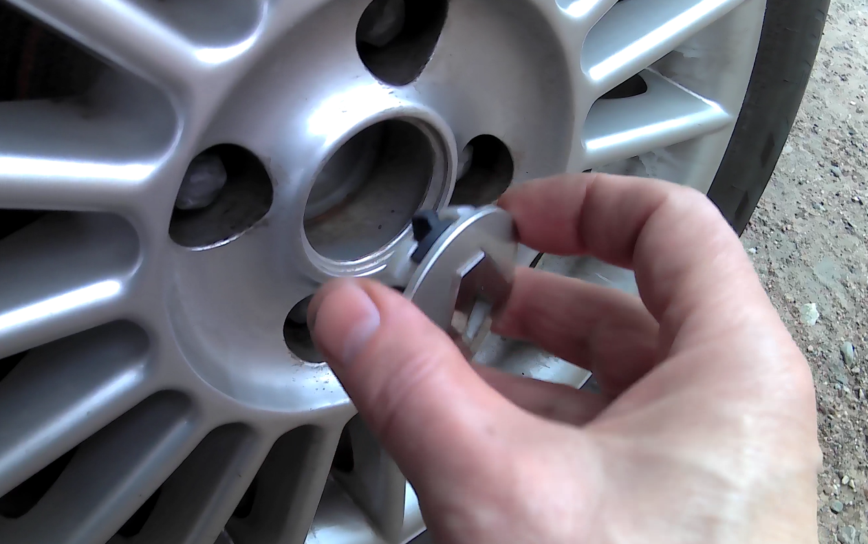 Tensioner for rim center