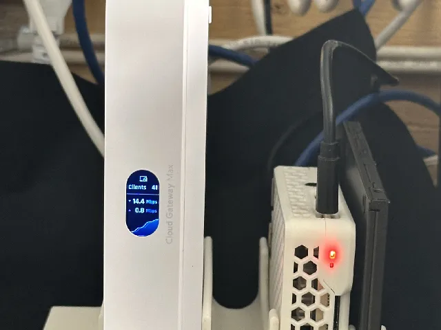 Unifi Cloud Gateway +Raspberry Pi + SSD Vertical Stand