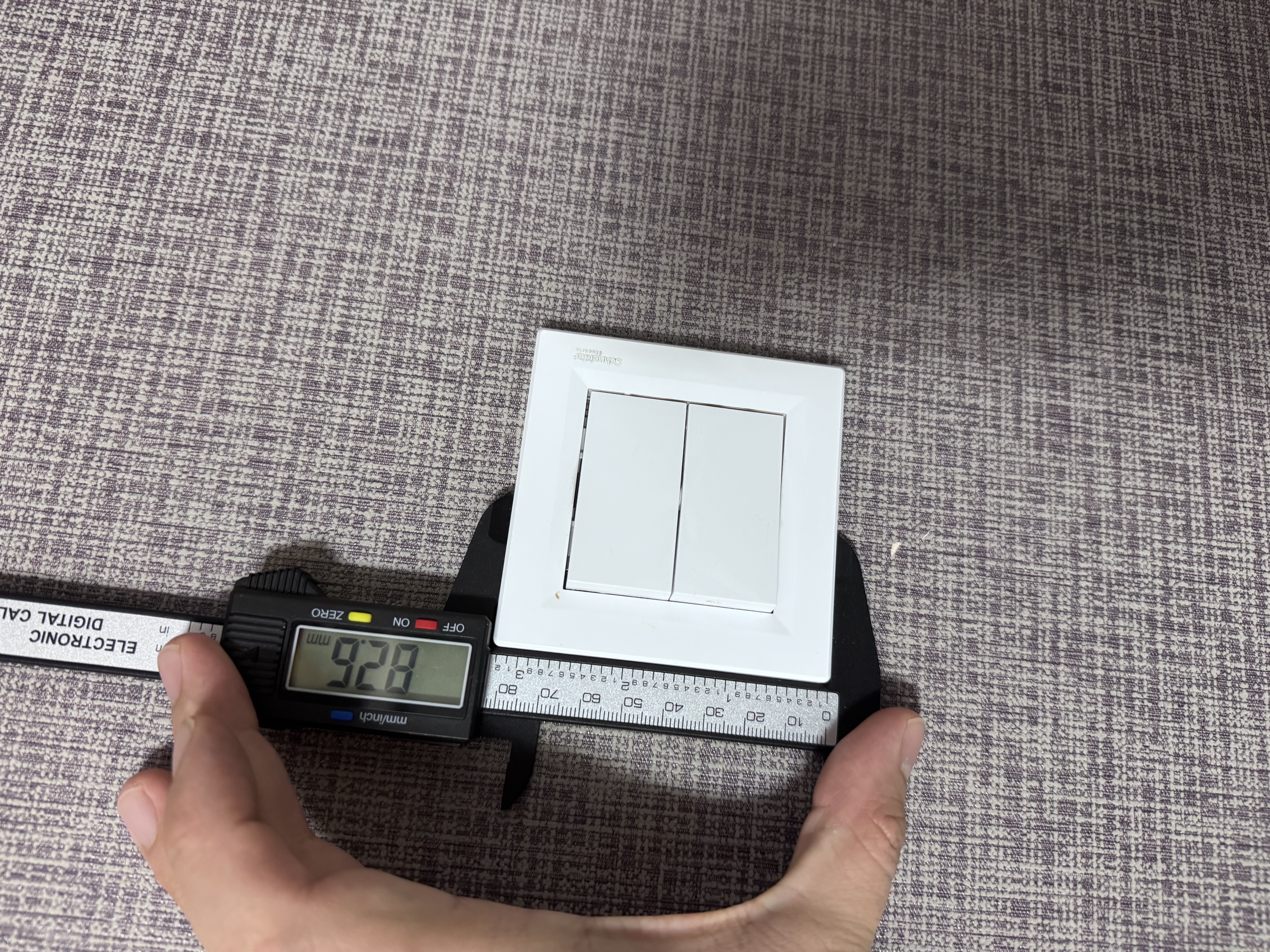 Miniatura 2 do modelo 3D Universal Switch-Remote Frame