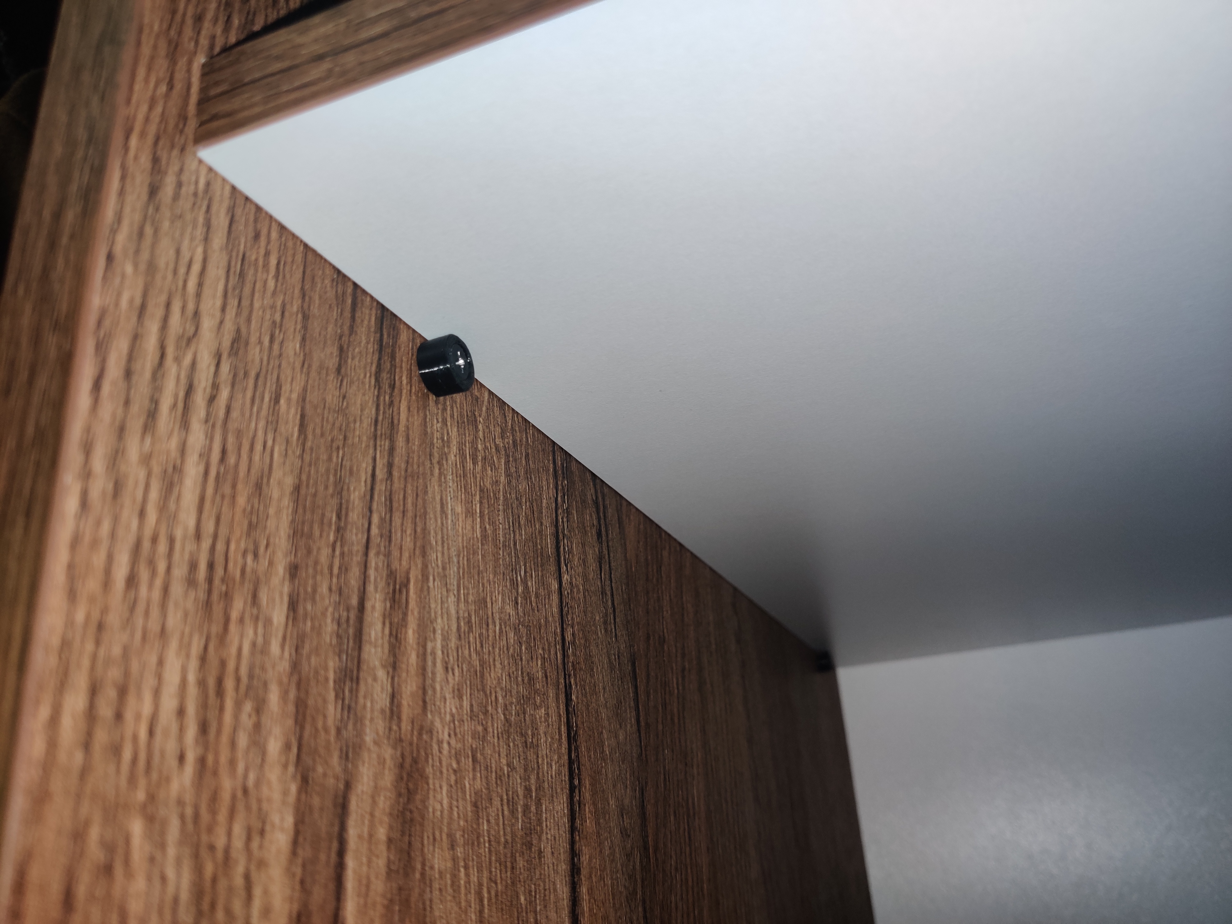 Wardrobe shelf support