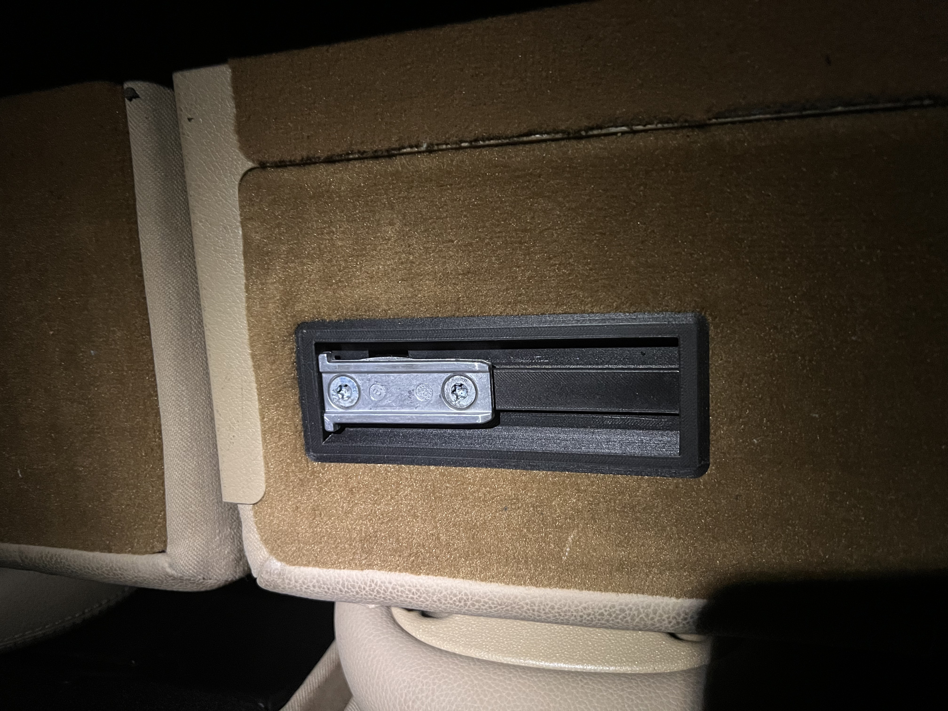 Mercedes Benz E220 T (S211) mount points for luggage compartment net