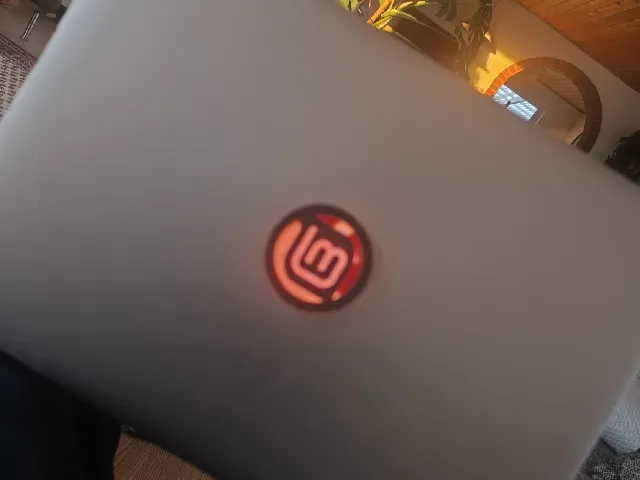 Linux Mint emblem for MacBooks