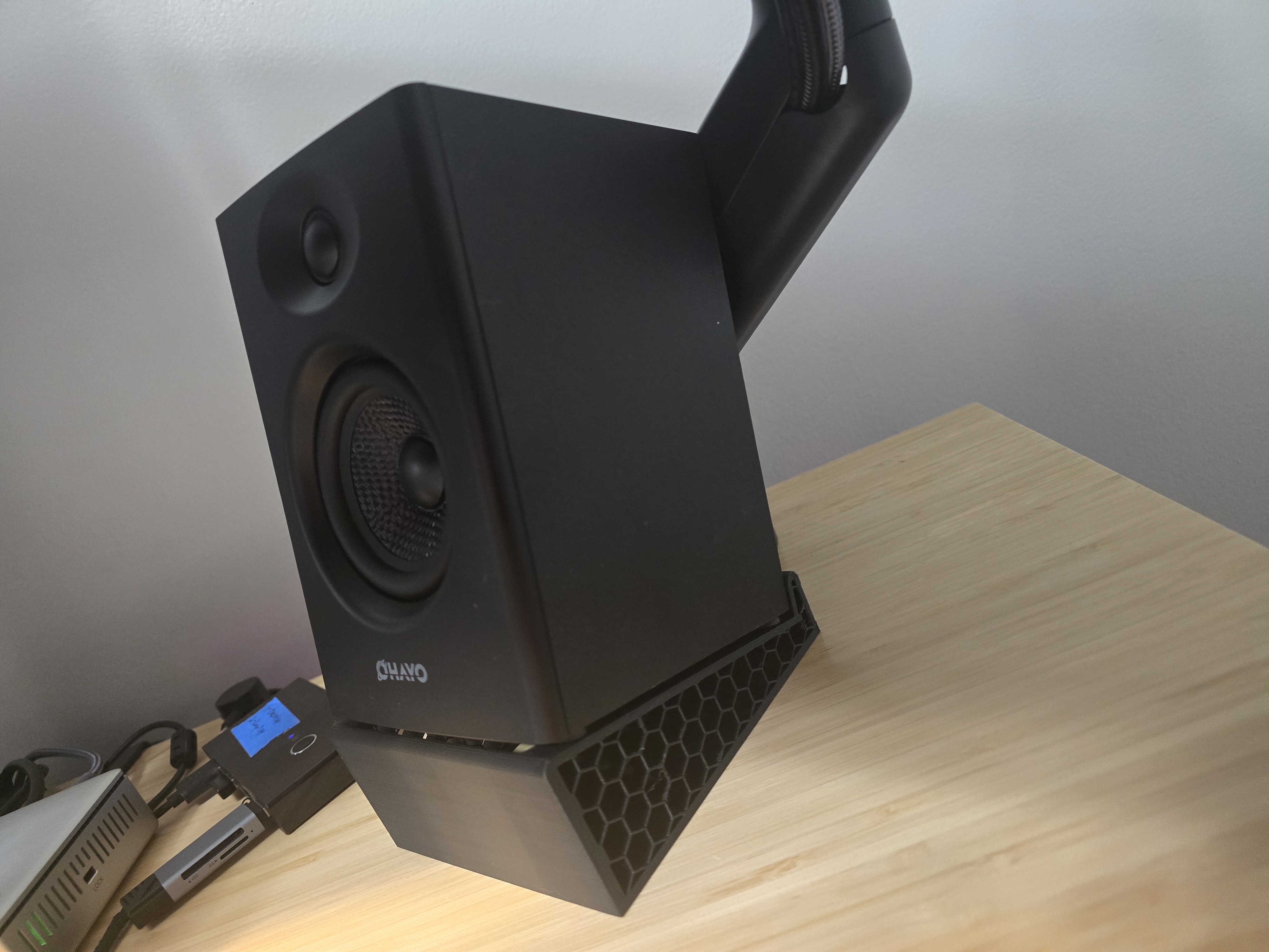 Angled bookshelf speaker stand