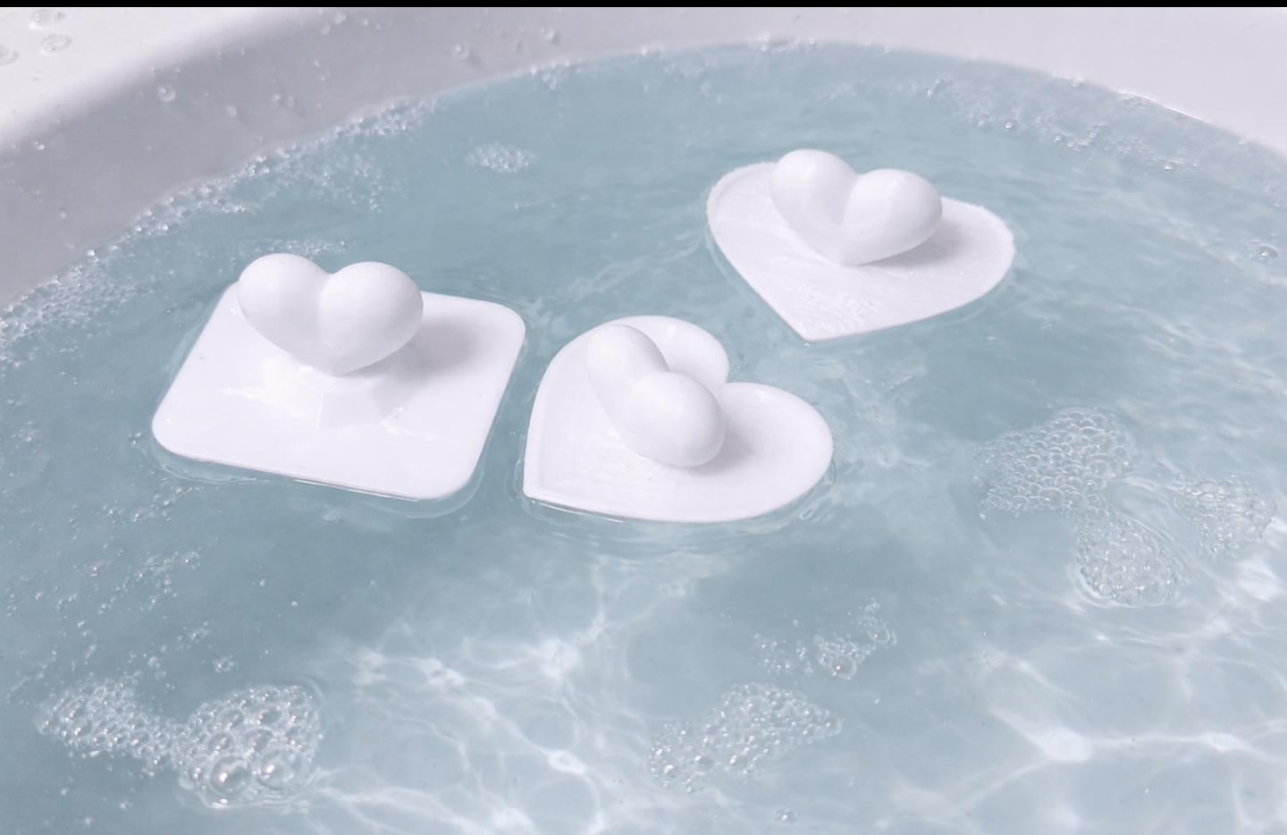 Floating hearts bath toy