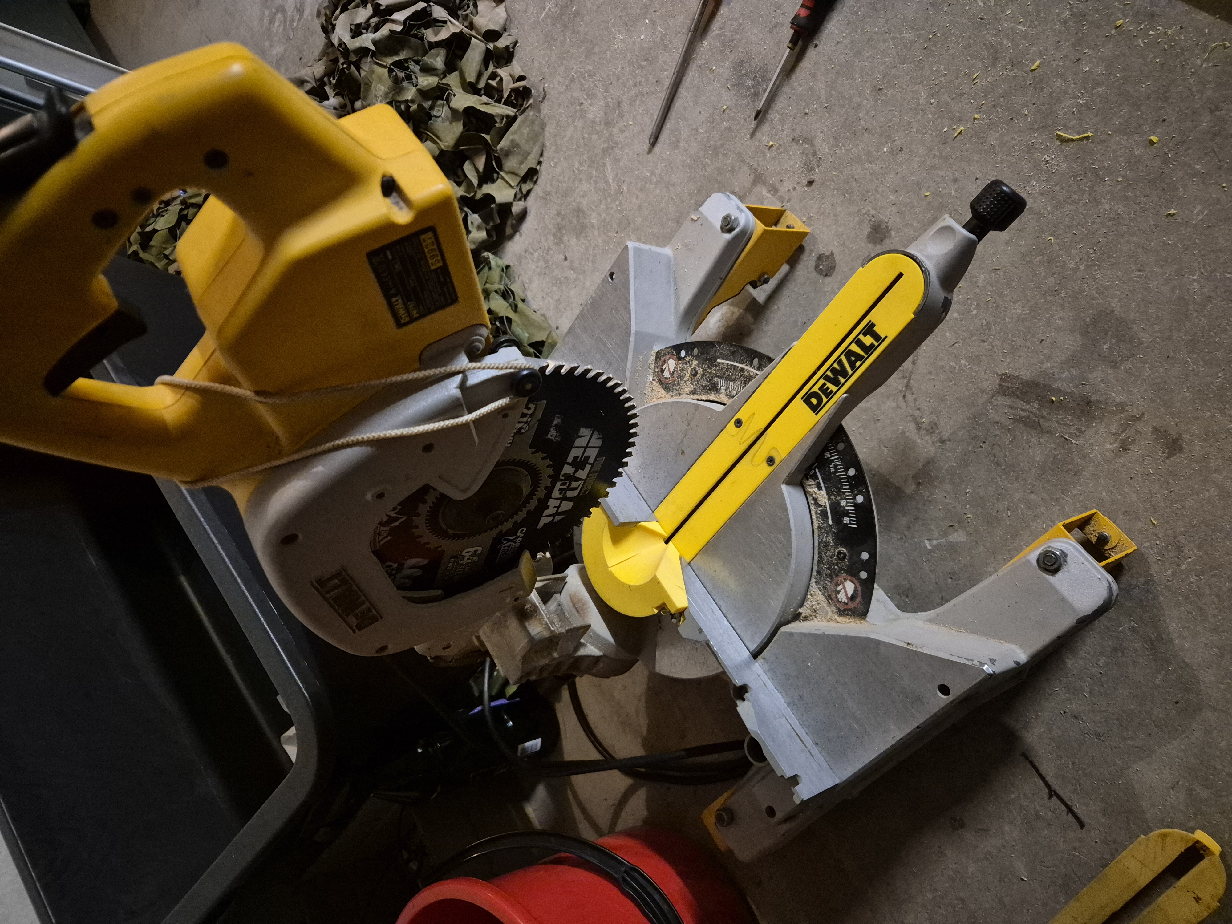 dewalt saw back cuting wear