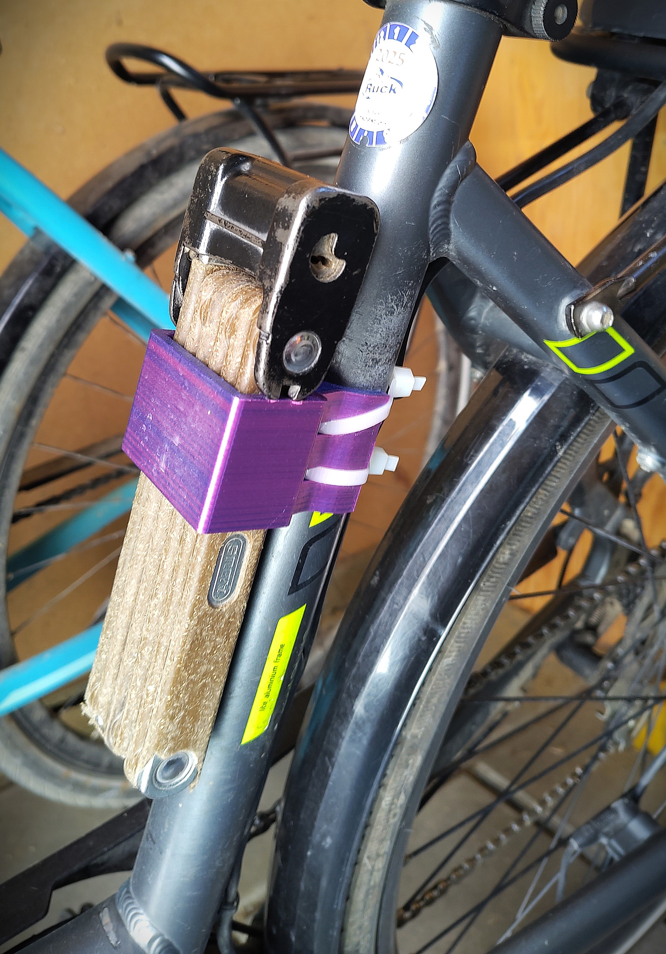 Halterung für ein Fahrrad Faltschloss; Bracket for a bicycle folding lock