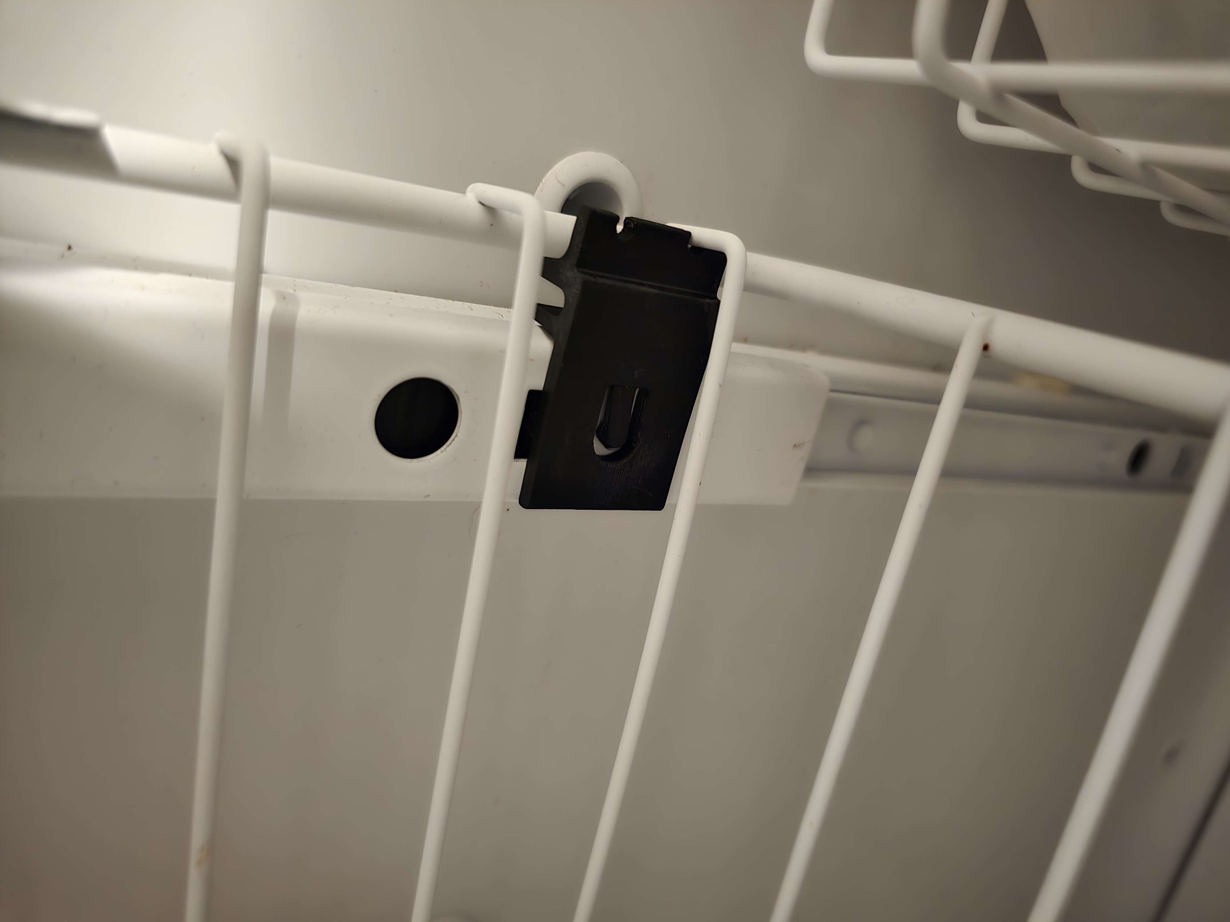 Freezer Drawer Basket Attachment Clip (Frigidaire Model PLHS269ZDB0)