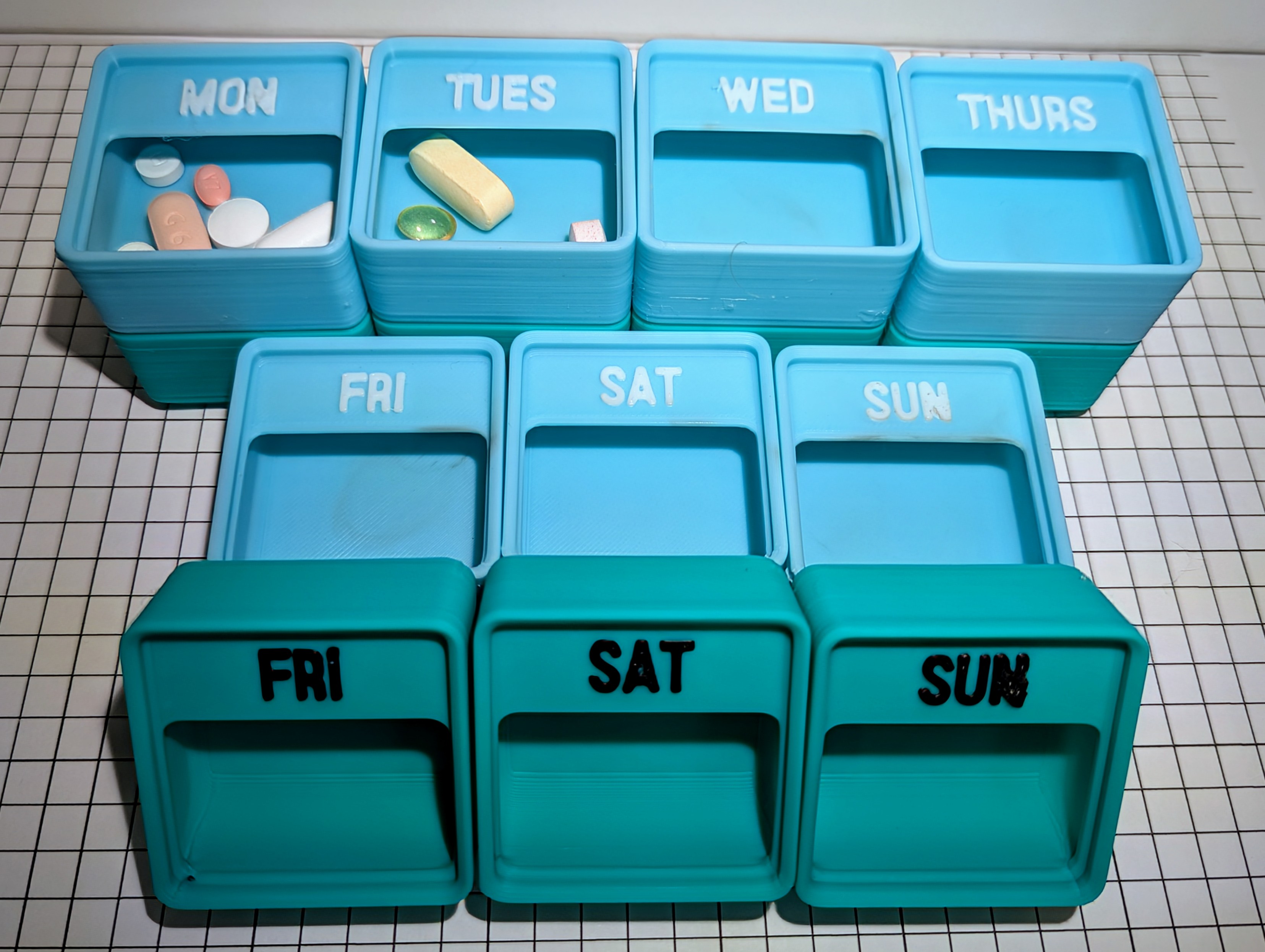 Miniatura 2 do modelo 3D Gridfinity customizable stackable medicine bins