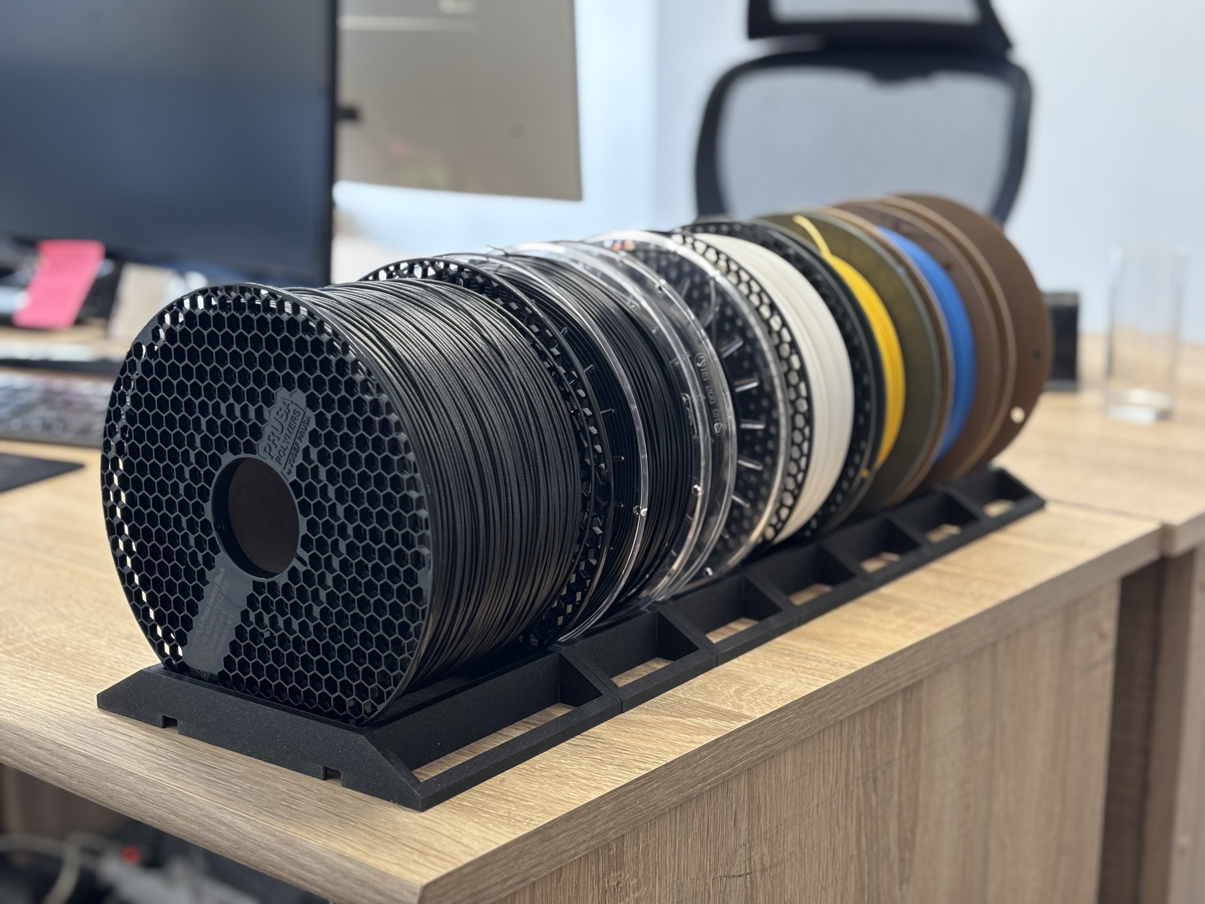 Simple stackable filament stand