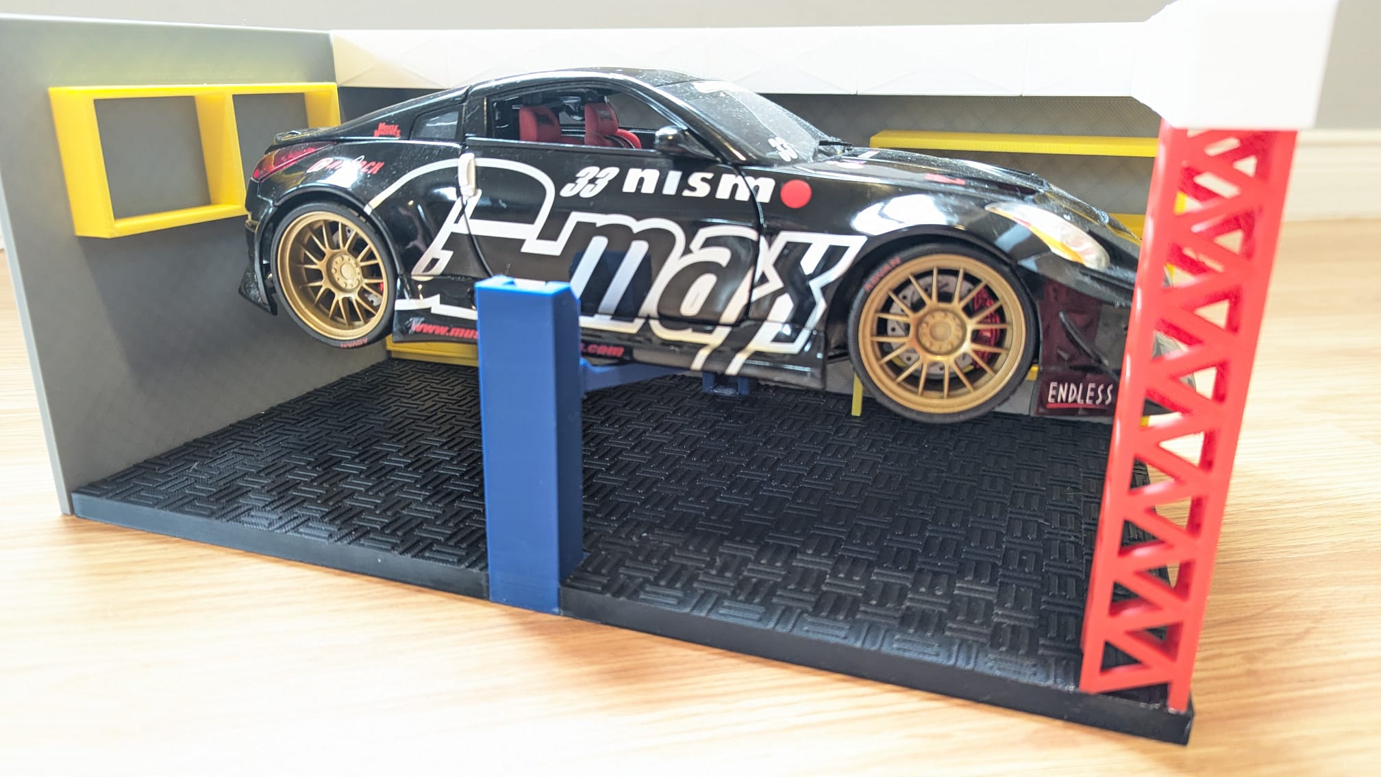 Garage Diorama  1:18 or 1:24 — thumbnail 2